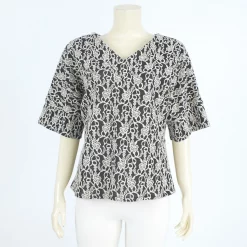 เสื้อคอวี แขนสั้นทรงปีกค้างคาว ผ้ายืดแฟนซีลายดอกไม้