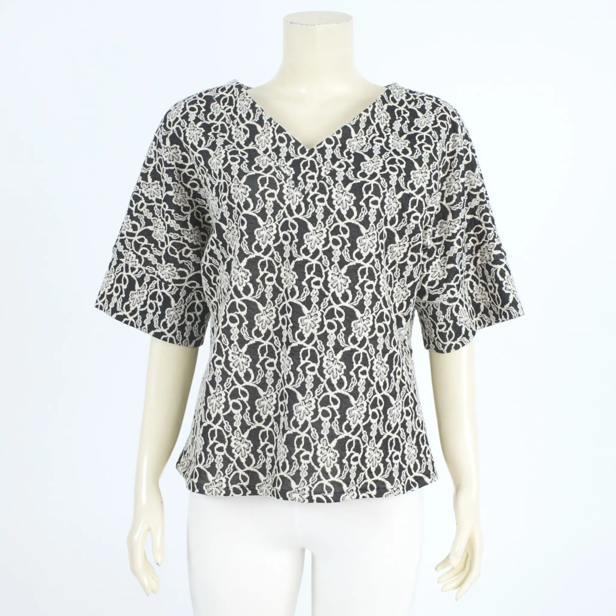 เสื้อคอวี แขนสั้นทรงปีกค้างคาว ผ้ายืดแฟนซีลายดอกไม้