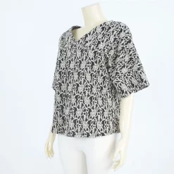 เสื้อคอวี แขนสั้นทรงปีกค้างคาว ผ้ายืดแฟนซีลายดอกไม้ - Image 2