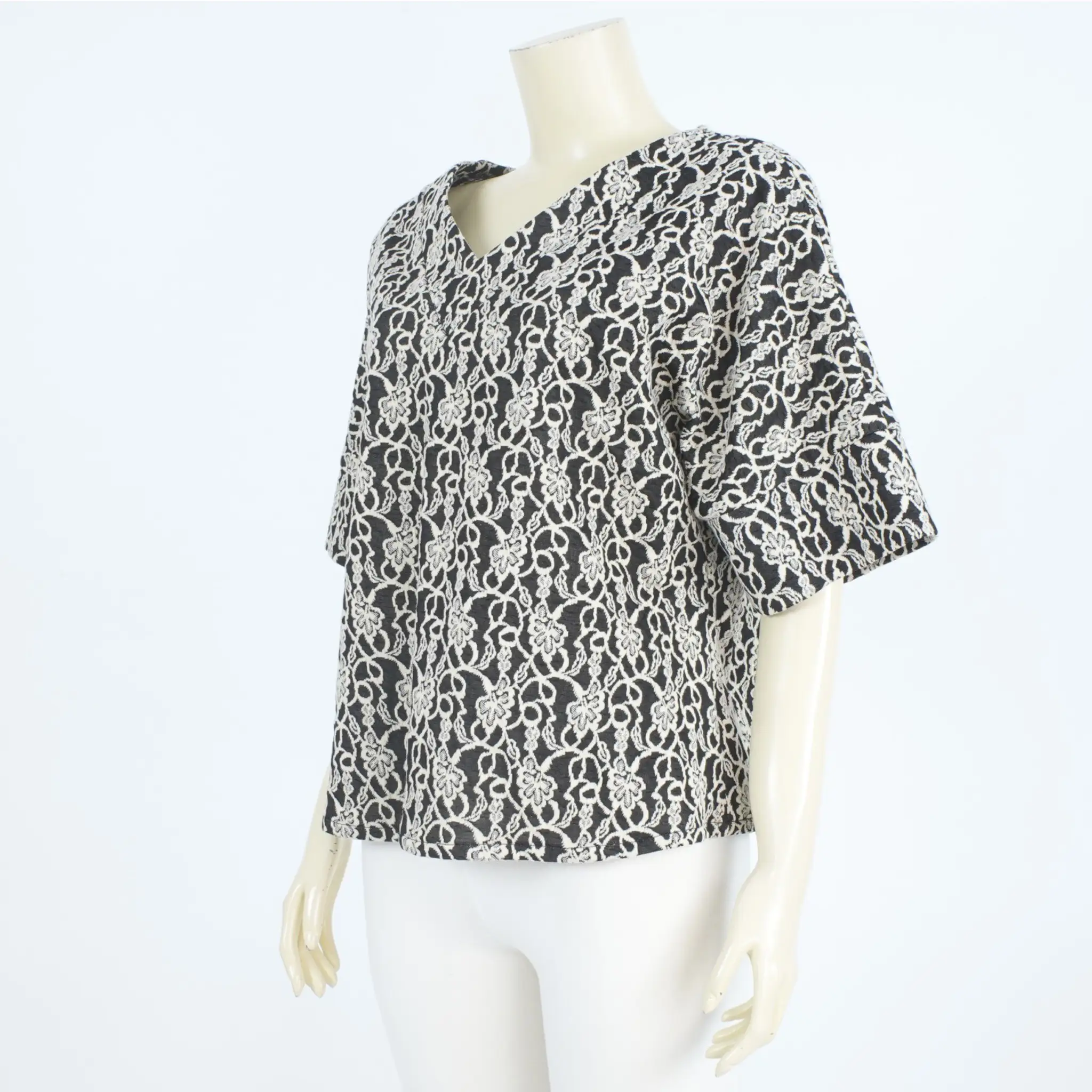 เสื้อคอวี แขนสั้นทรงปีกค้างคาว ผ้ายืดแฟนซีลายดอกไม้ - Image 2