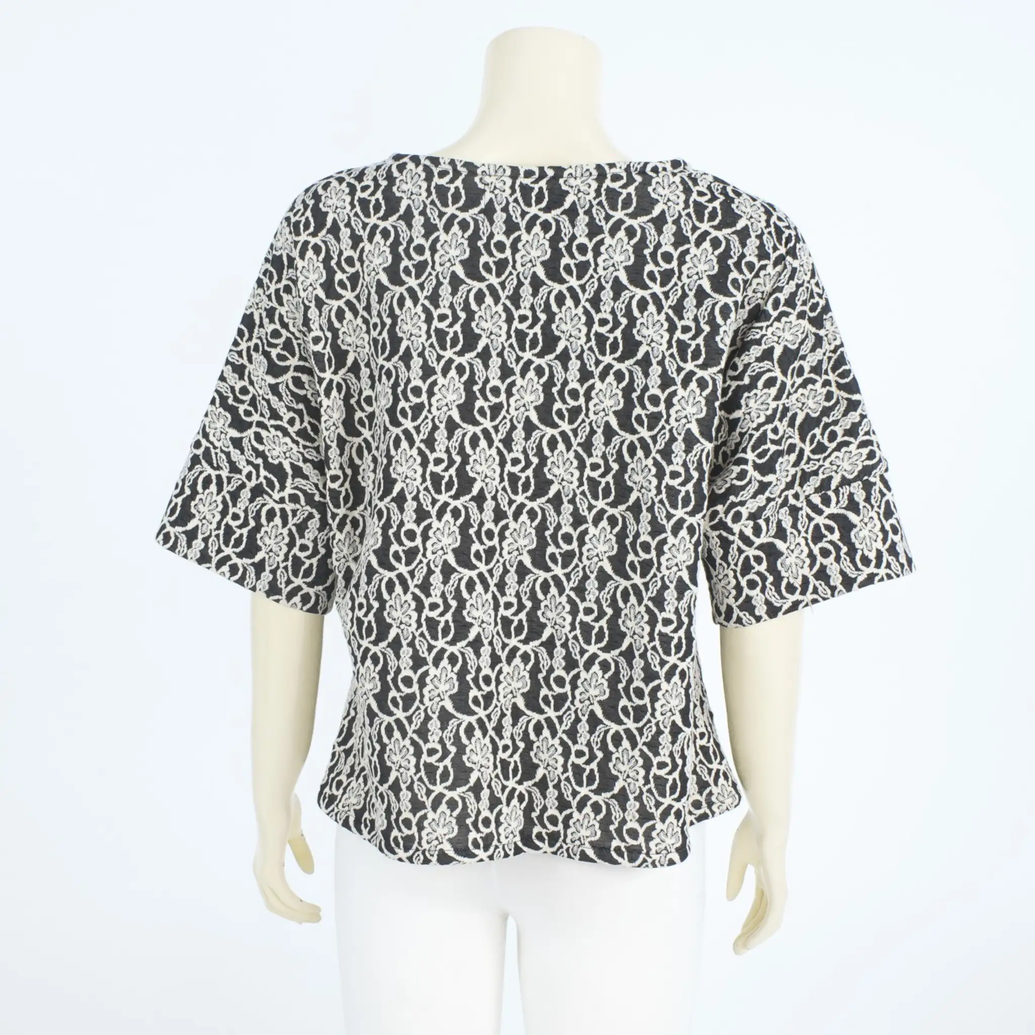 เสื้อคอวี แขนสั้นทรงปีกค้างคาว ผ้ายืดแฟนซีลายดอกไม้ - Image 3