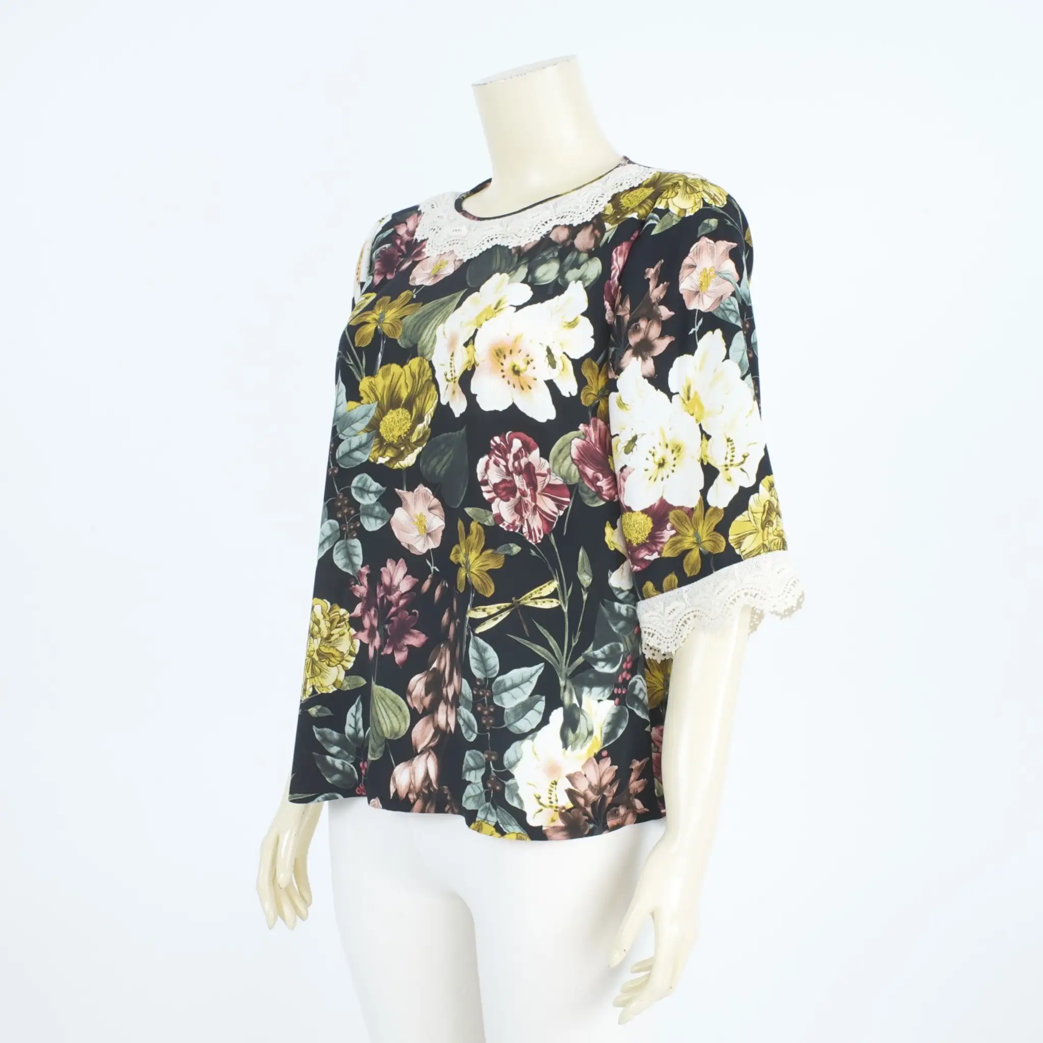 เสื้อคอกลม แต่งเทปลูกไม้ แขนกระบอก 3 ส่วน ผ้าพีชสกินลายดอกไม้ - Image 2