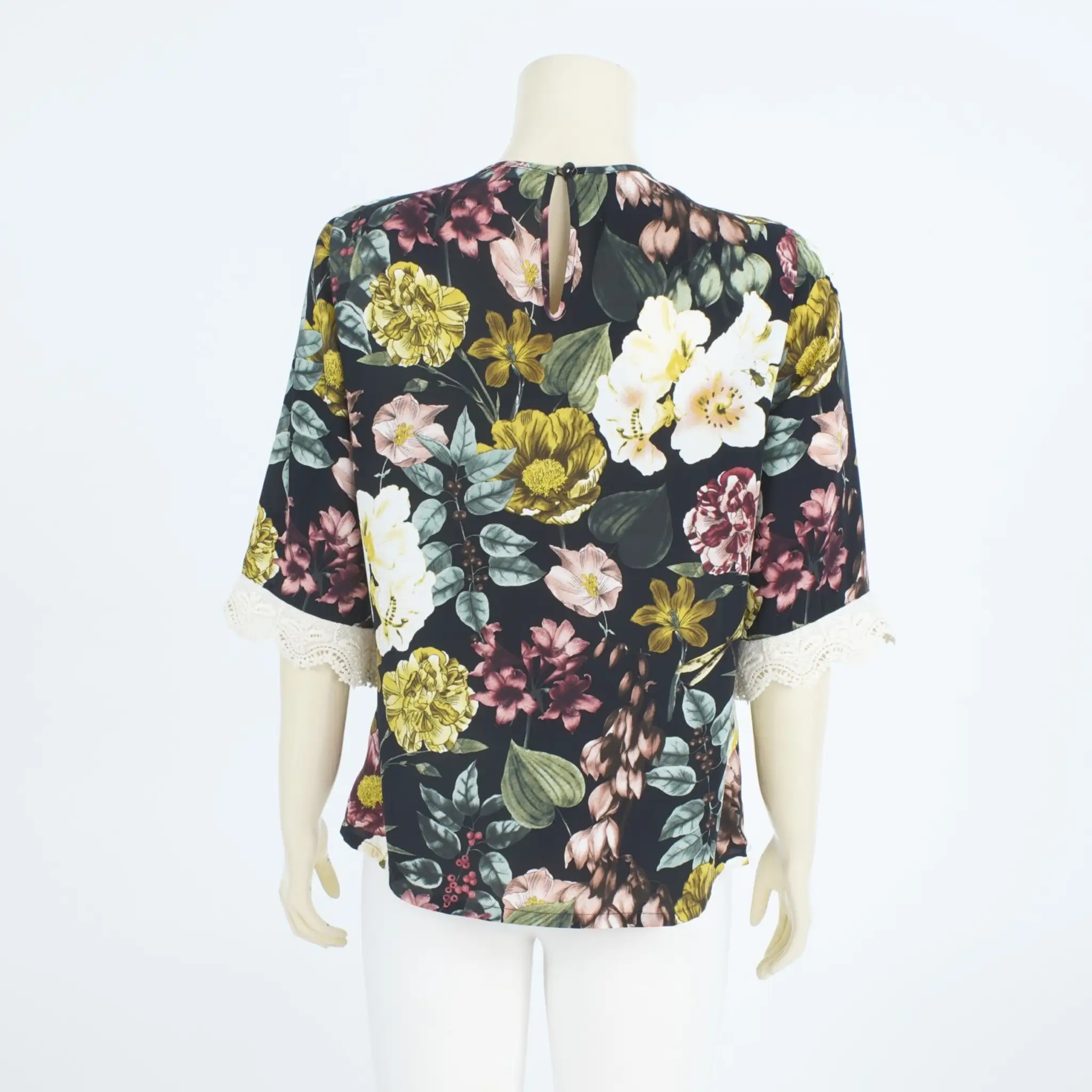 เสื้อคอกลม แต่งเทปลูกไม้ แขนกระบอก 3 ส่วน ผ้าพีชสกินลายดอกไม้ - Image 3