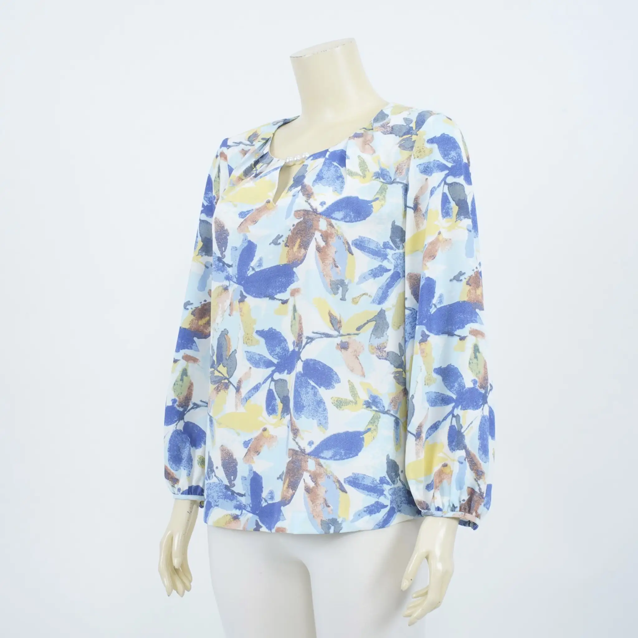 เสื้อคอกลม ผ่าหน้าทรง V แต่งลูกปัดมุก แขน 4 ส่วน - Image 2