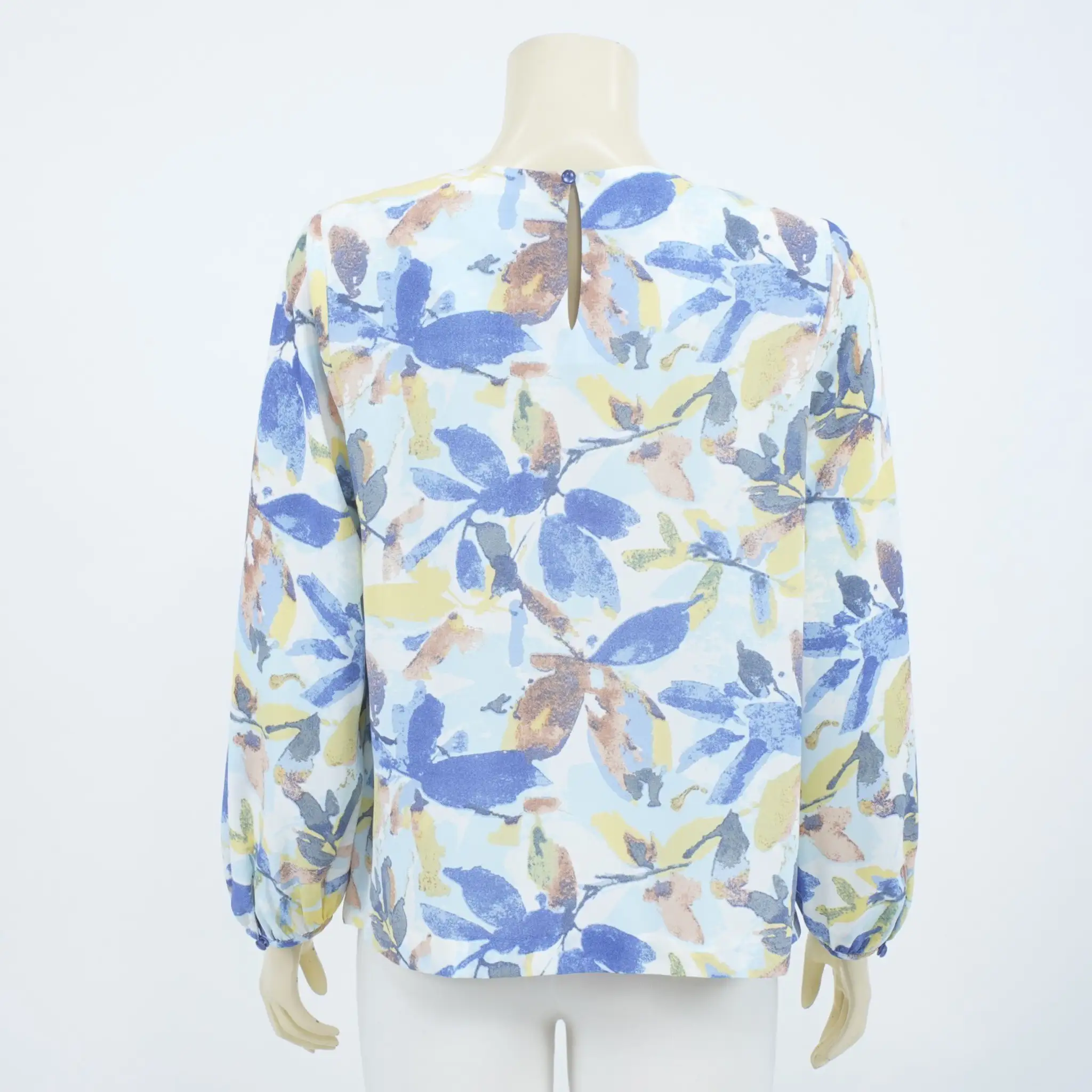 เสื้อคอกลม ผ่าหน้าทรง V แต่งลูกปัดมุก แขน 4 ส่วน - Image 3