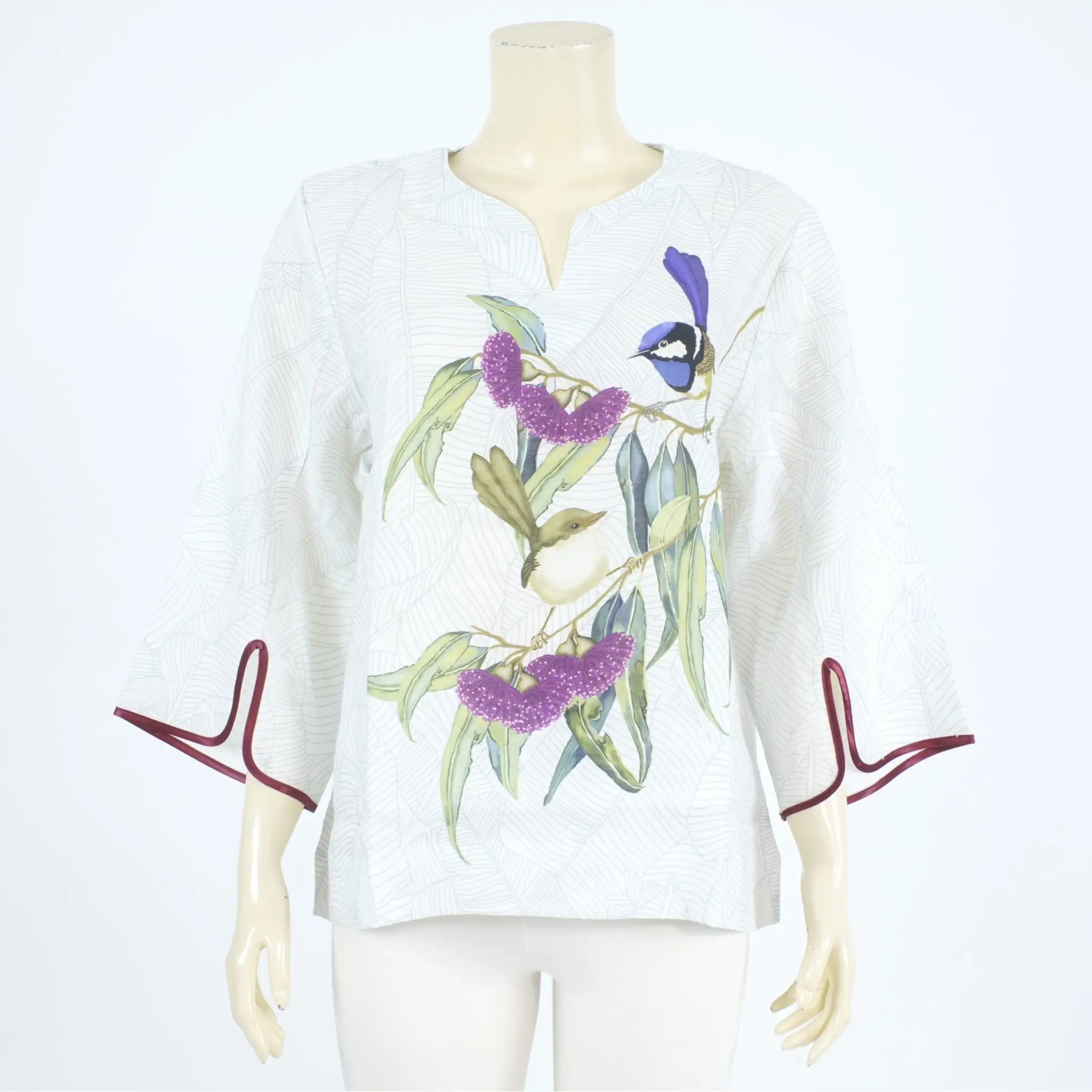 เสื้อคอกลมผ่าคอวี แขน 4 ส่วน ผ่าแต่งขอบปลายแขน ผ้าลินินลายนกและดอกไม้