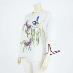 เสื้อคอกลมผ่าคอวี แขน 4 ส่วน ผ่าแต่งขอบปลายแขน ผ้าลินินลายนกและดอกไม้ - Image 2