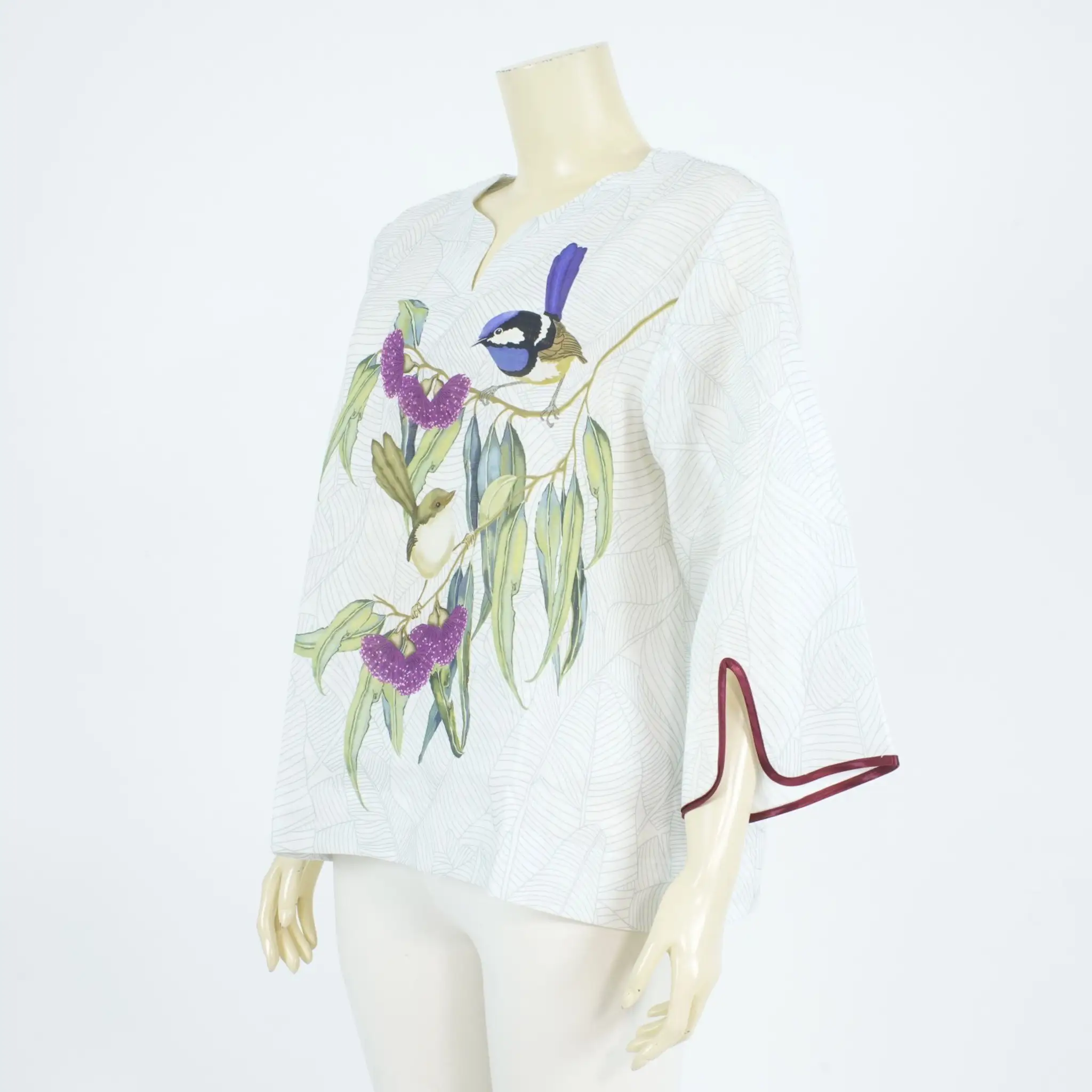 เสื้อคอกลมผ่าคอวี แขน 4 ส่วน ผ่าแต่งขอบปลายแขน ผ้าลินินลายนกและดอกไม้ - Image 2