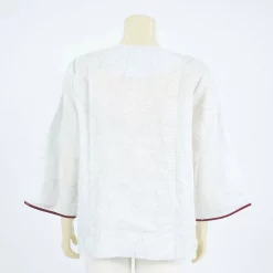 เสื้อคอกลมผ่าคอวี แขน 4 ส่วน ผ่าแต่งขอบปลายแขน ผ้าลินินลายนกและดอกไม้ - Image 3