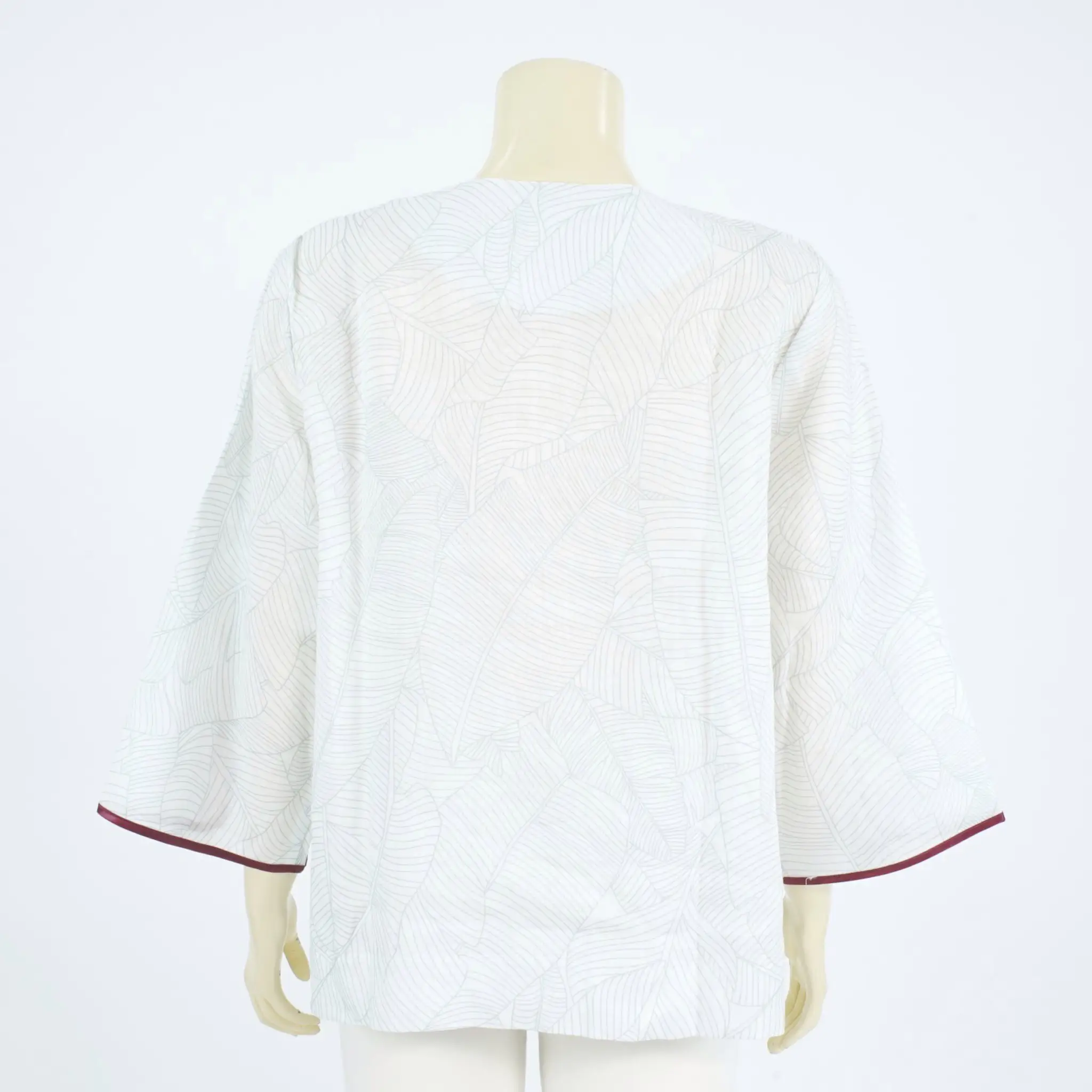 เสื้อคอกลมผ่าคอวี แขน 4 ส่วน ผ่าแต่งขอบปลายแขน ผ้าลินินลายนกและดอกไม้ - Image 3