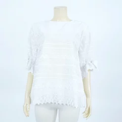 เสื้อคอกลม แขน 3 ส่วน รูดปลายแขนแต่งโบว์ ผ้าปักฉลุลาย