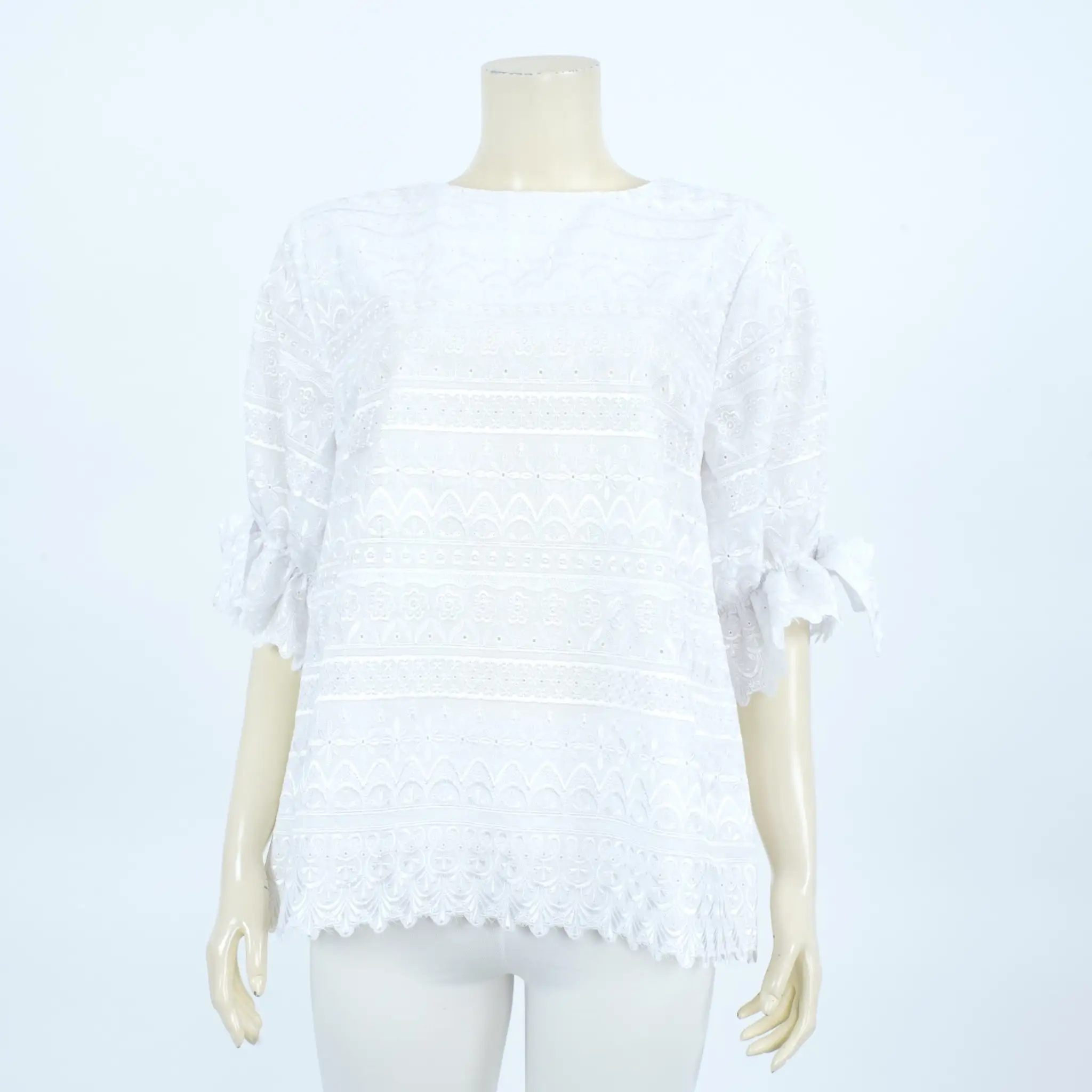 เสื้อคอกลม แขน 3 ส่วน รูดปลายแขนแต่งโบว์ ผ้าปักฉลุลาย