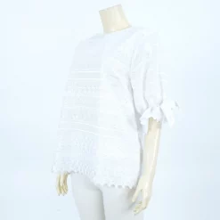 เสื้อคอกลม แขน 3 ส่วน รูดปลายแขนแต่งโบว์ ผ้าปักฉลุลาย - Image 2
