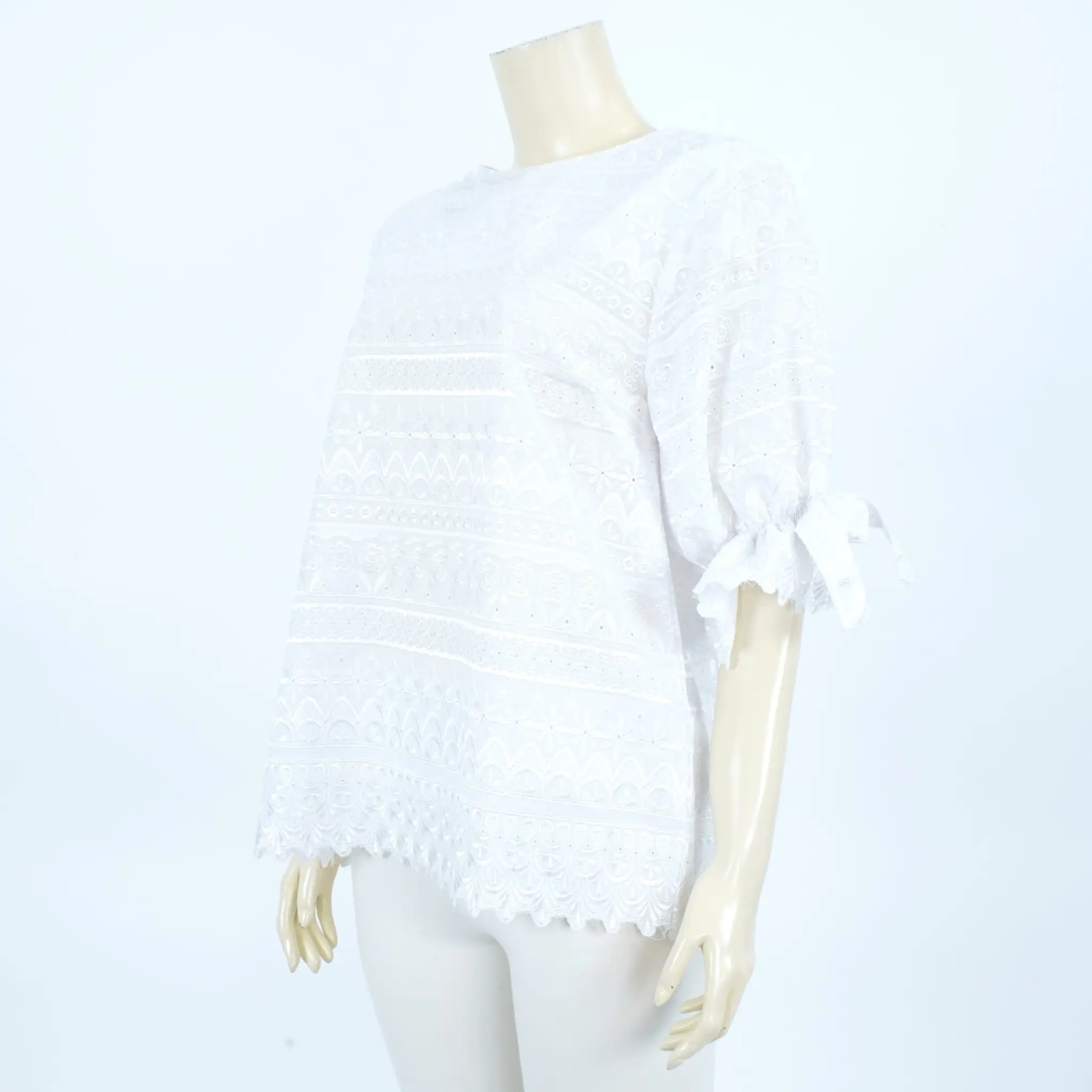 เสื้อคอกลม แขน 3 ส่วน รูดปลายแขนแต่งโบว์ ผ้าปักฉลุลาย - Image 2