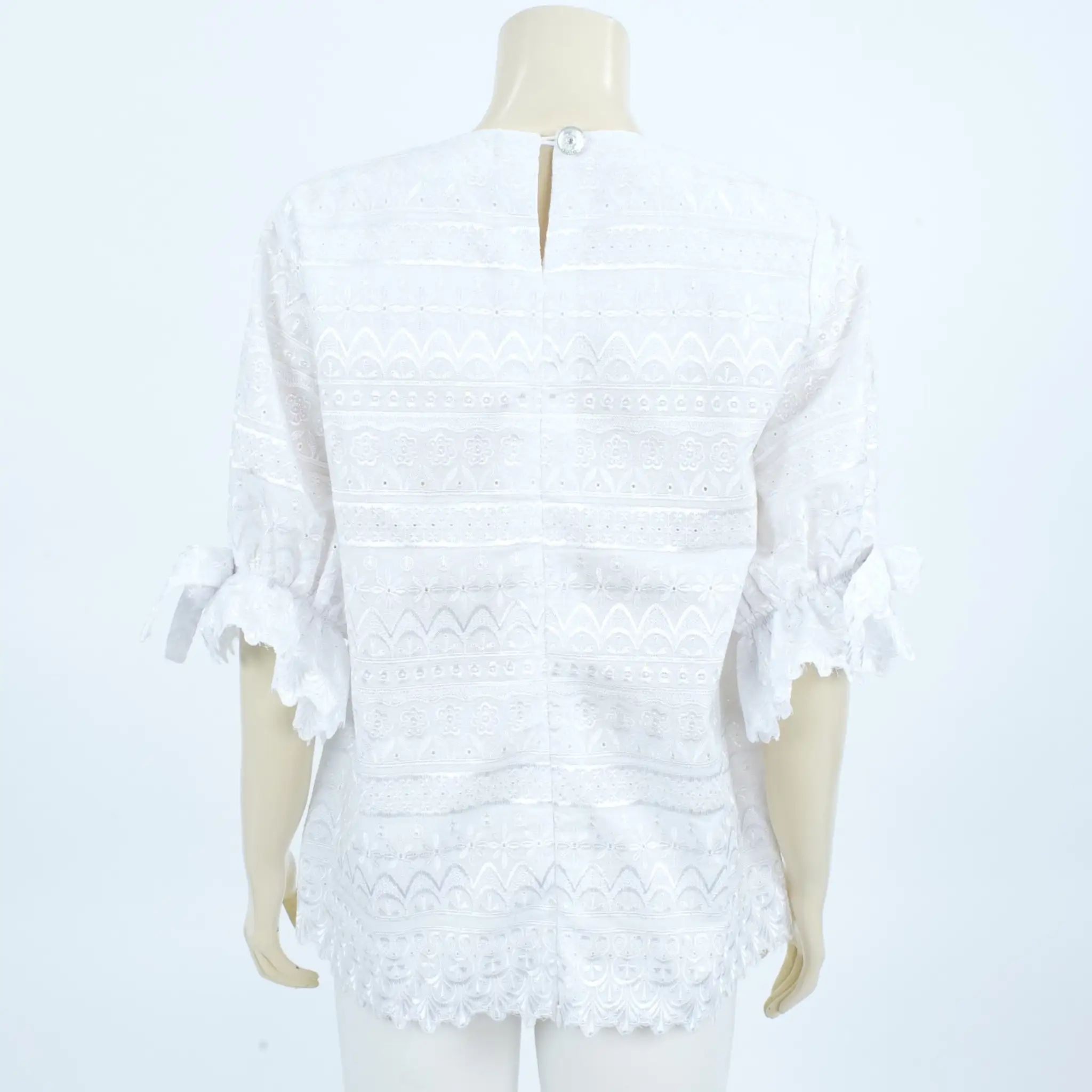เสื้อคอกลม แขน 3 ส่วน รูดปลายแขนแต่งโบว์ ผ้าปักฉลุลาย - Image 3