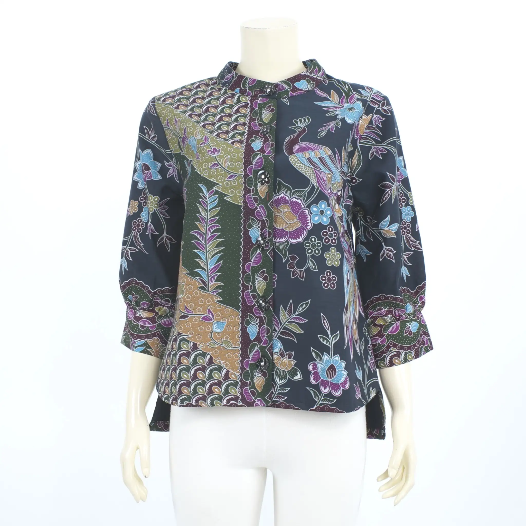 เสื้อคอจีน แขนกระบอก 4 ส่วน ผ้าปาเต๊ะลายนกยูง และดอกไม้ - Image 2
