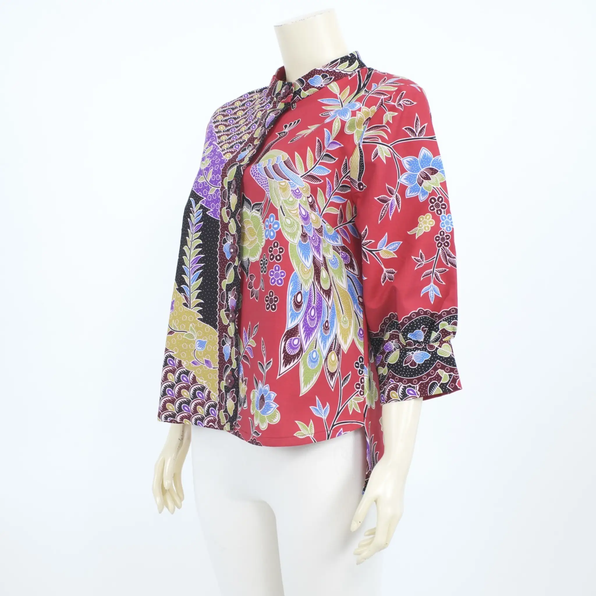 เสื้อคอจีน แขนกระบอก 4 ส่วน ผ้าปาเต๊ะลายนกยูง และดอกไม้ - Image 4