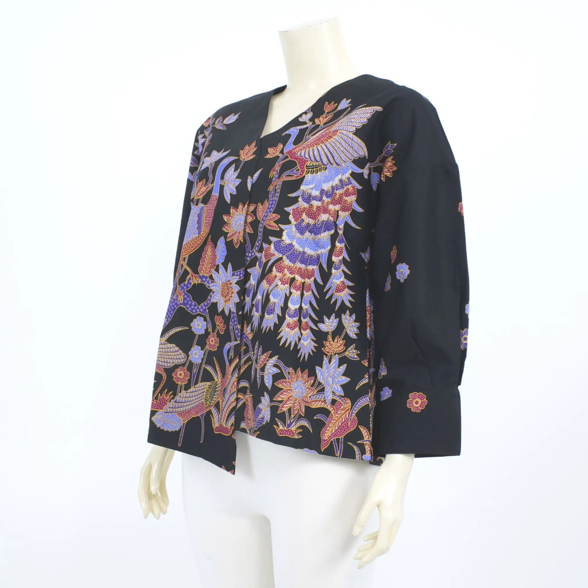 เสื้อคอวี แขนพอง 4 ส่วน ผ้าปาเต๊ะลายนกยูง และดอกไม้ - Image 2