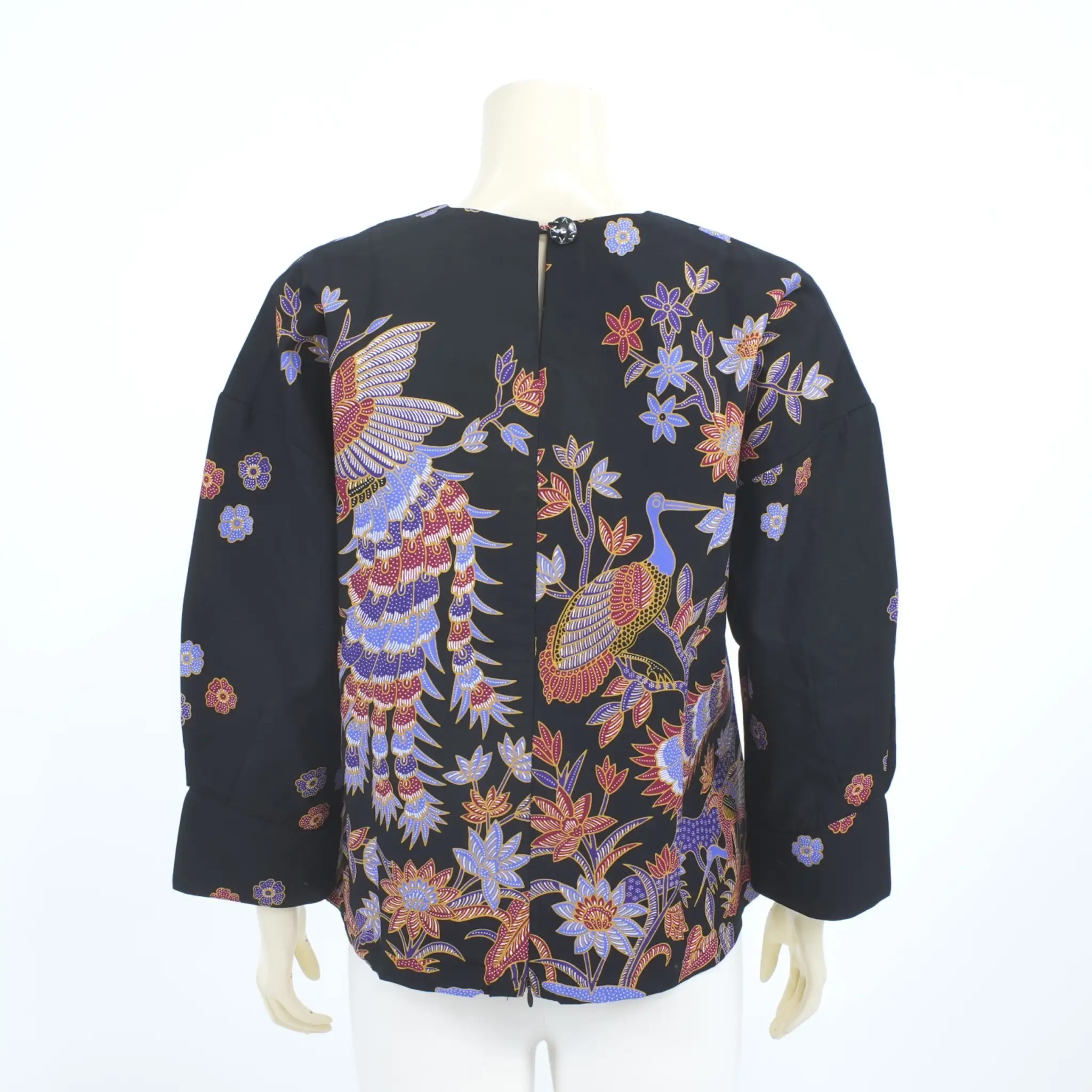 เสื้อคอวี แขนพอง 4 ส่วน ผ้าปาเต๊ะลายนกยูง และดอกไม้ - Image 3