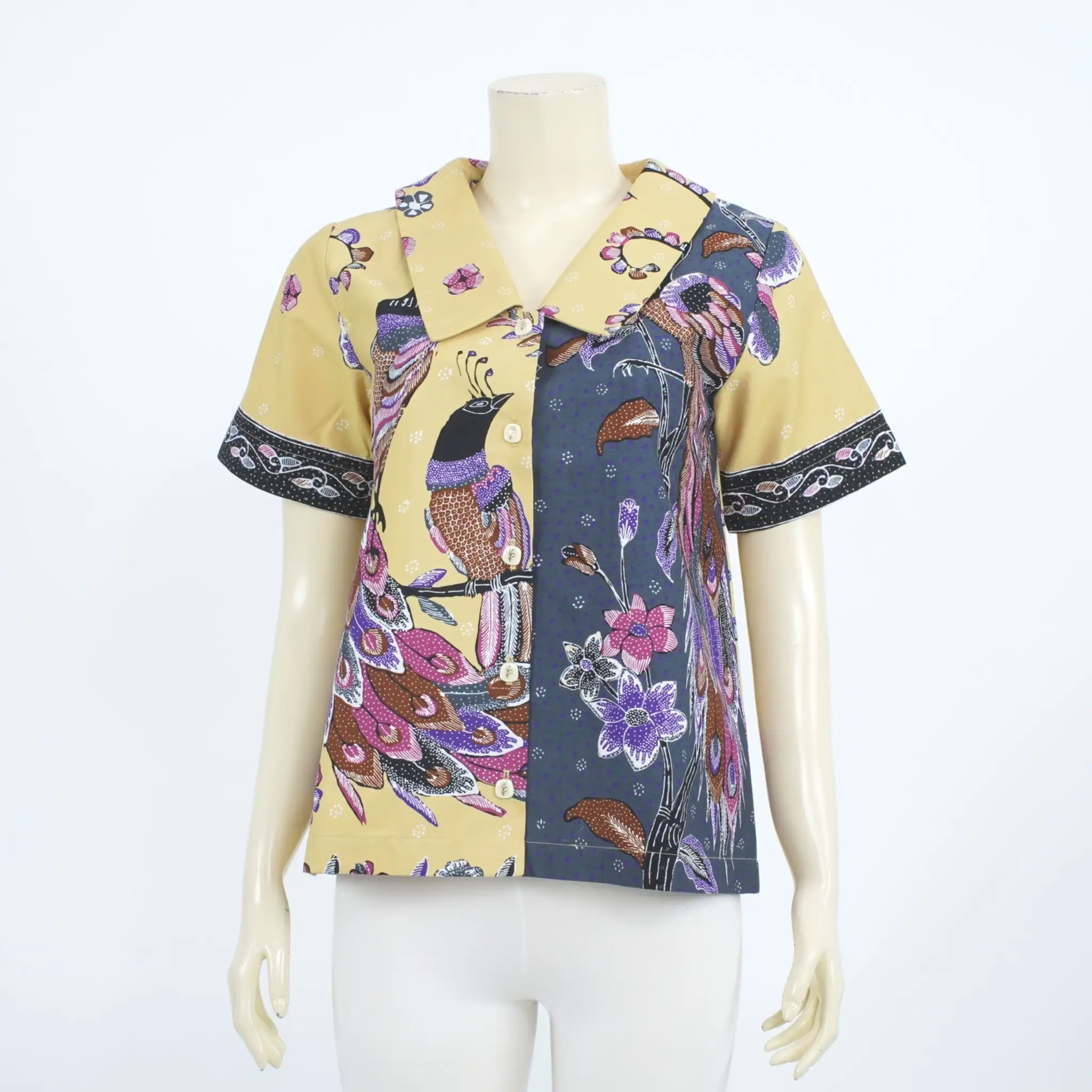 เสื้อเชิ้ต แขนสั้น ทรงแขนกระบอก ผ้าปาเต๊ะลายนกยูง และดอกไม้