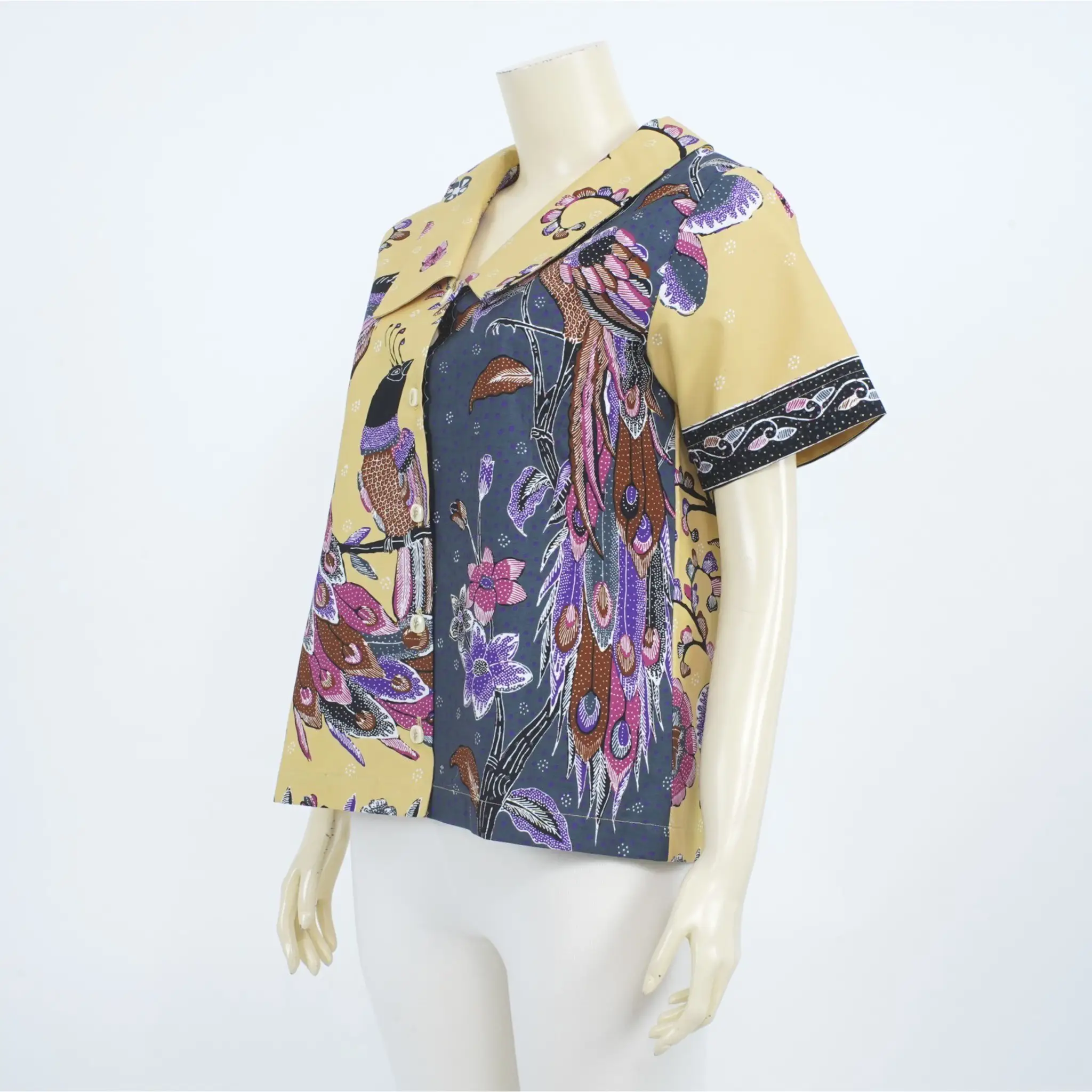 เสื้อเชิ้ต แขนสั้น ทรงแขนกระบอก ผ้าปาเต๊ะลายนกยูง และดอกไม้ - Image 2