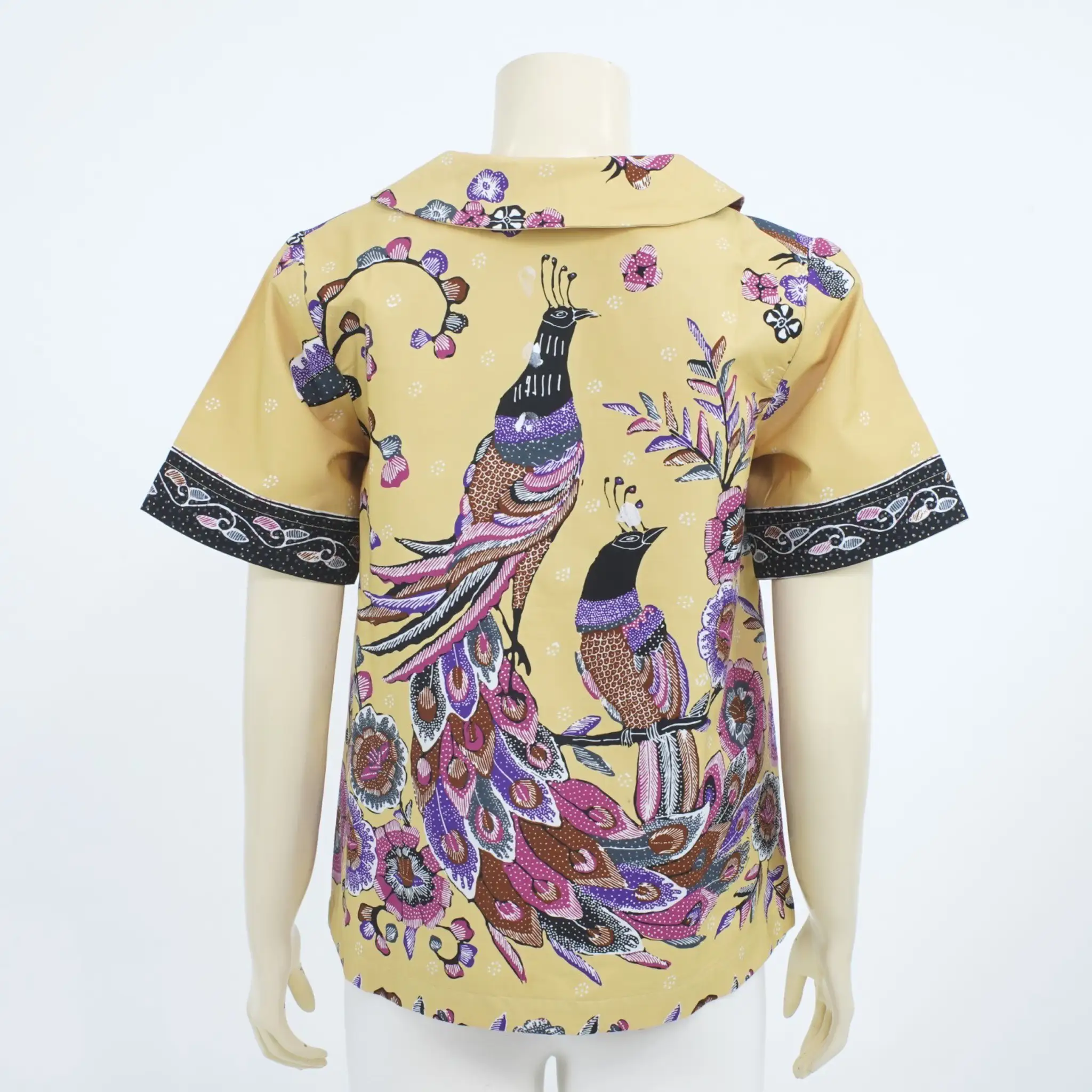 เสื้อเชิ้ต แขนสั้น ทรงแขนกระบอก ผ้าปาเต๊ะลายนกยูง และดอกไม้ - Image 3