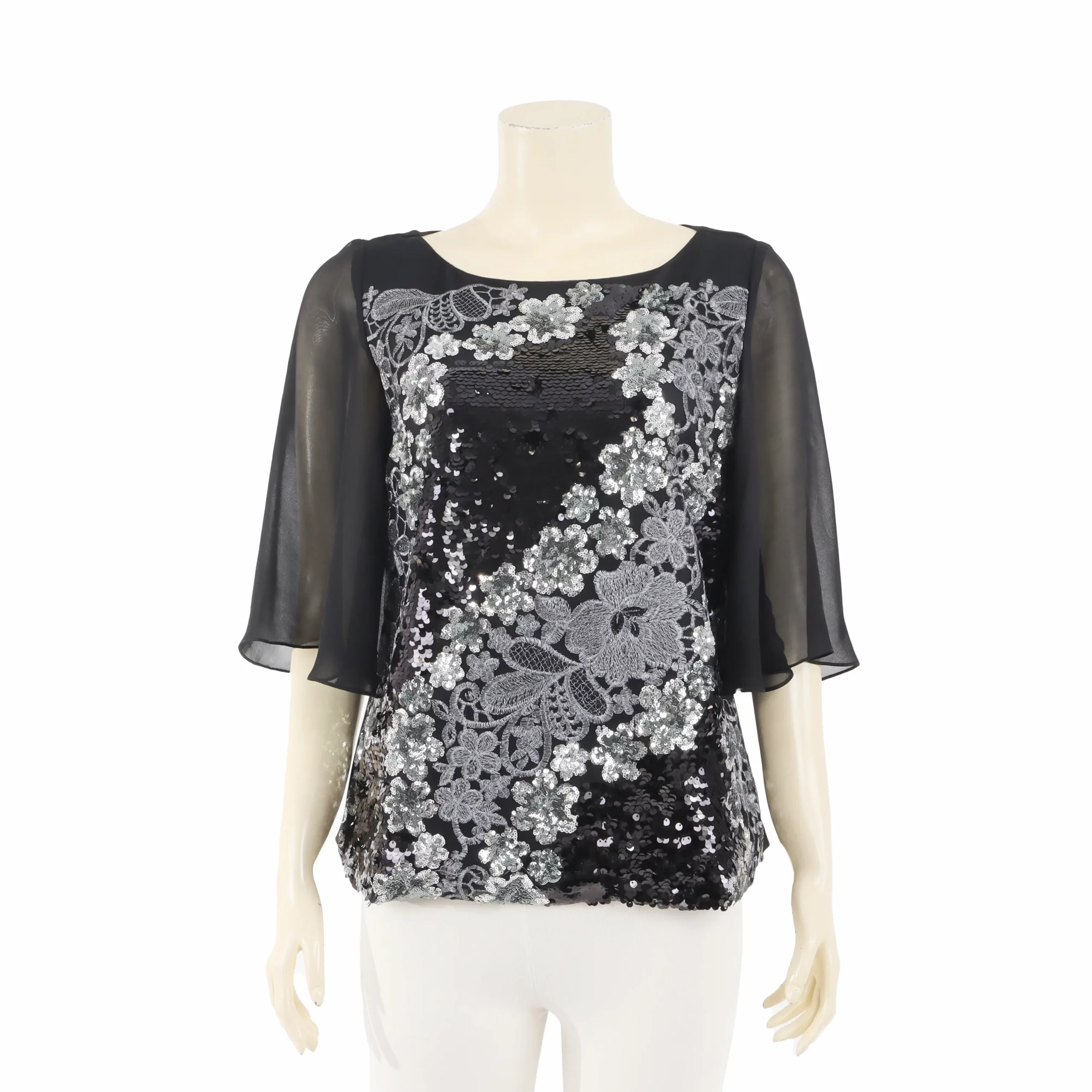เสื้อคอกลม แขนระบาย 3 ส่วน แต่งเลื่อมและลายปัก