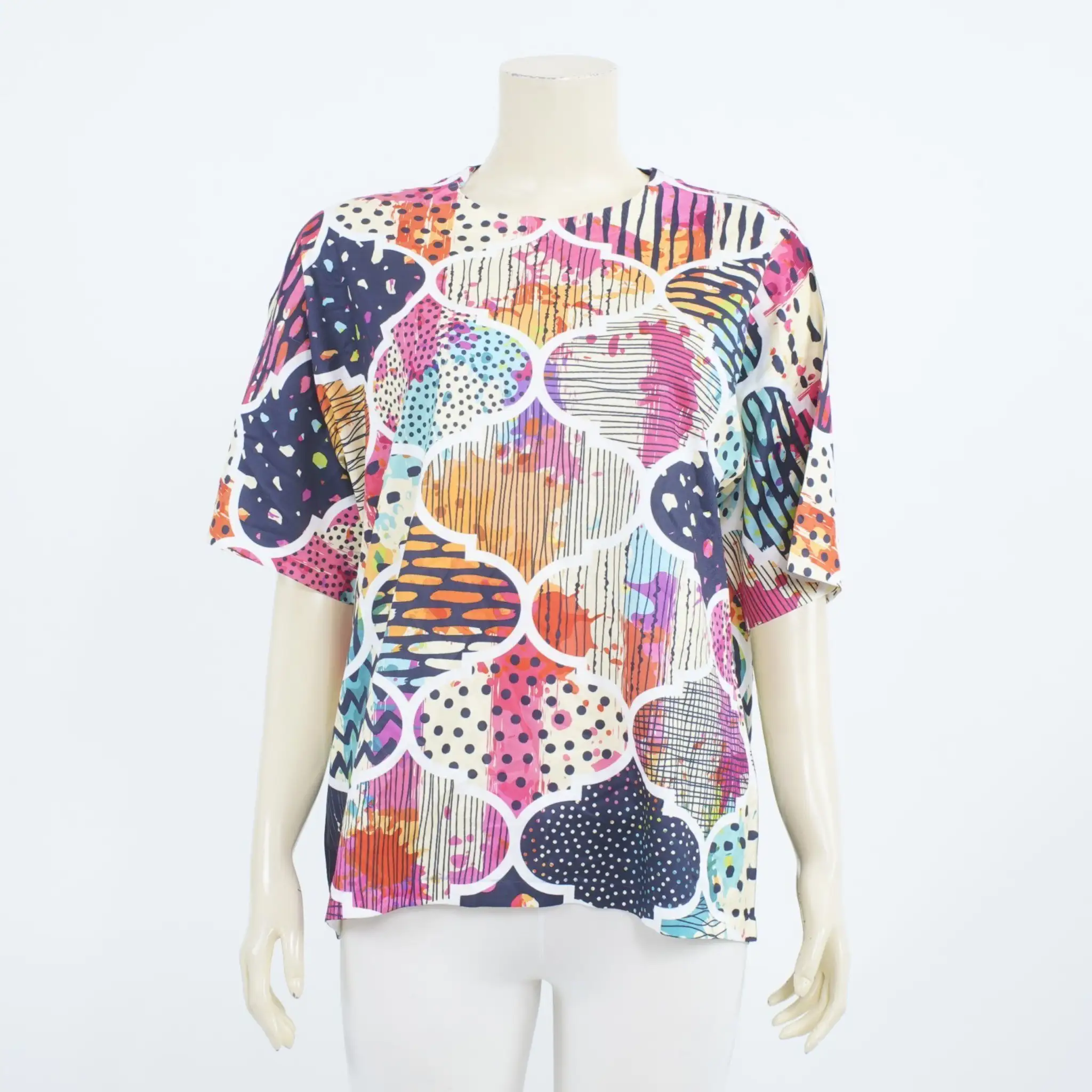 เสื้อคอกลม แขนสั้น ลายกราฟิก - Image 2