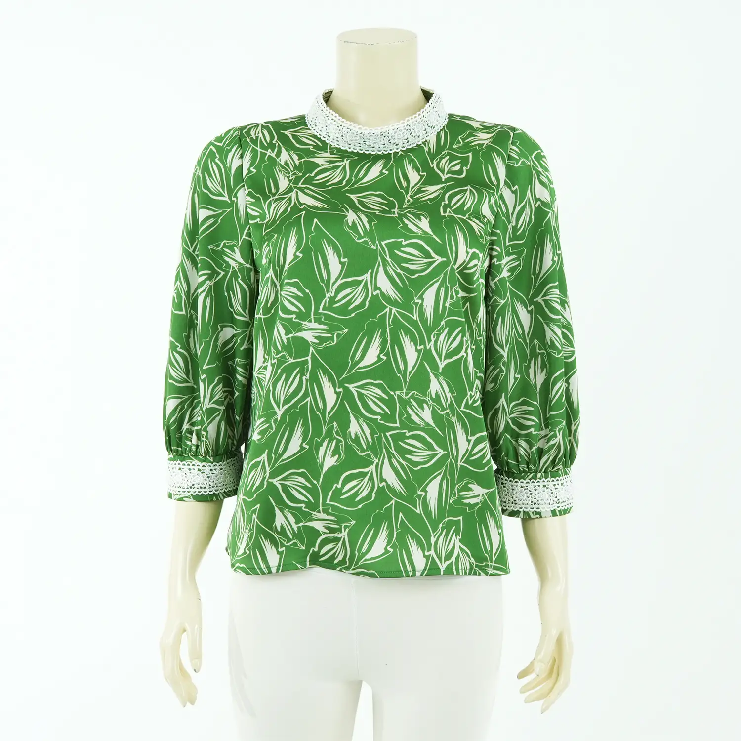เสื้อคอตั้ง แต่งเทปลูกไม้แขนพอง 4 ส่วนผ้าลายใบไม้