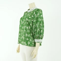 เสื้อคอตั้ง แต่งเทปลูกไม้แขนพอง 4 ส่วนผ้าลายใบไม้ - Image 2