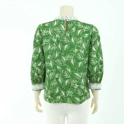 เสื้อคอตั้ง แต่งเทปลูกไม้แขนพอง 4 ส่วนผ้าลายใบไม้ - Image 3