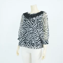 เสื้อคอปาดแต่งเทปลูกไม้แขนพอง 4 ส่วนผ้าลายซิกแซ็ก - Image 2