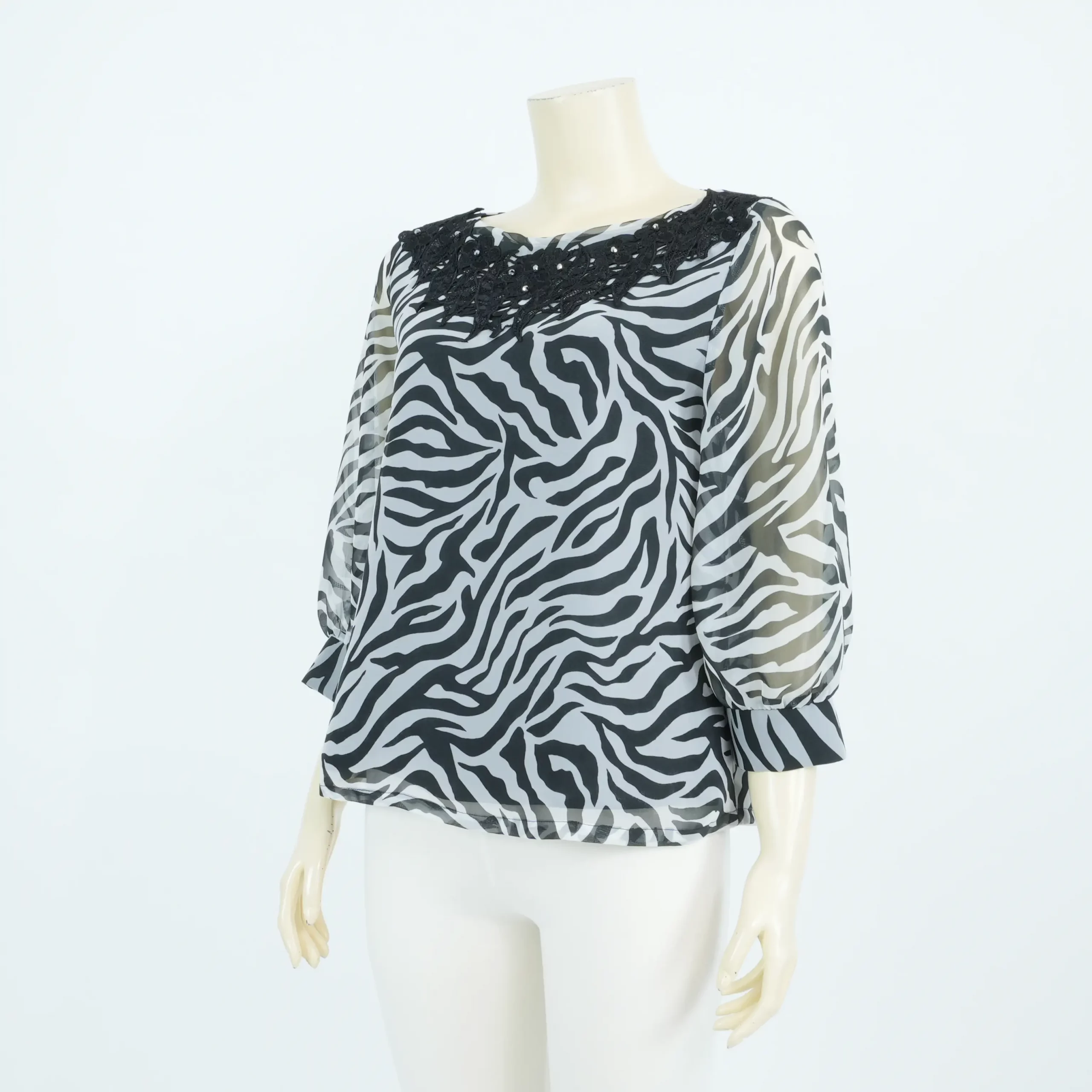เสื้อคอปาดแต่งเทปลูกไม้แขนพอง 4 ส่วนผ้าลายซิกแซ็ก - Image 2