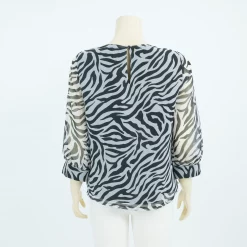 เสื้อคอปาดแต่งเทปลูกไม้แขนพอง 4 ส่วนผ้าลายซิกแซ็ก - Image 3