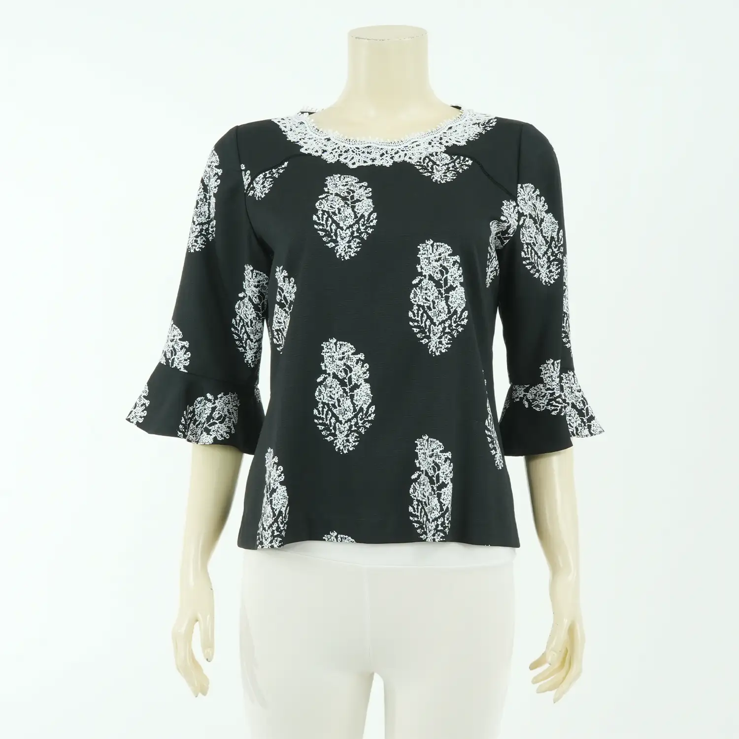 เสื้อคอกลม แต่งเทปลูกไม้แขนกระบอกปลายแขนระบายผ้าลายสไตล์วินเทจ