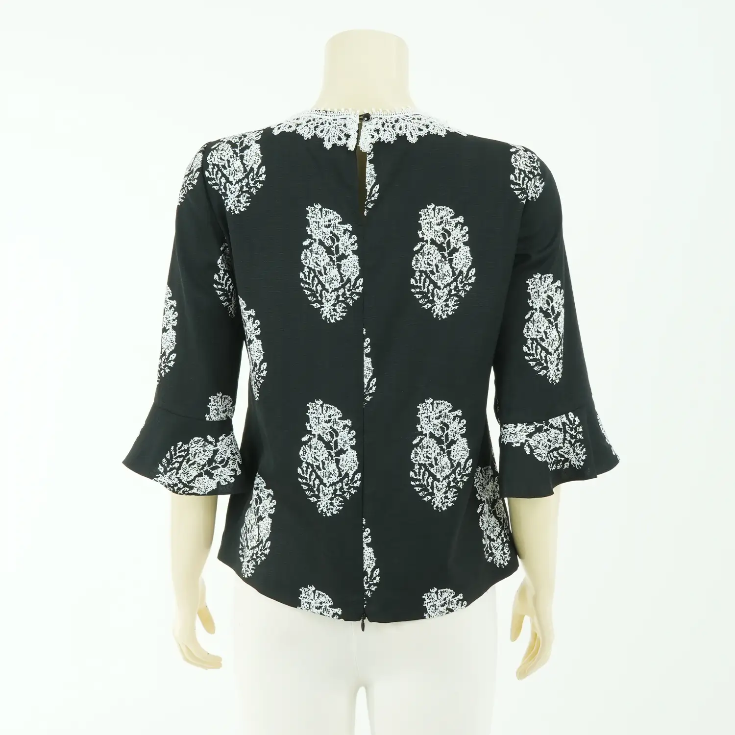 เสื้อคอกลม แต่งเทปลูกไม้แขนกระบอกปลายแขนระบายผ้าลายสไตล์วินเทจ - Image 2