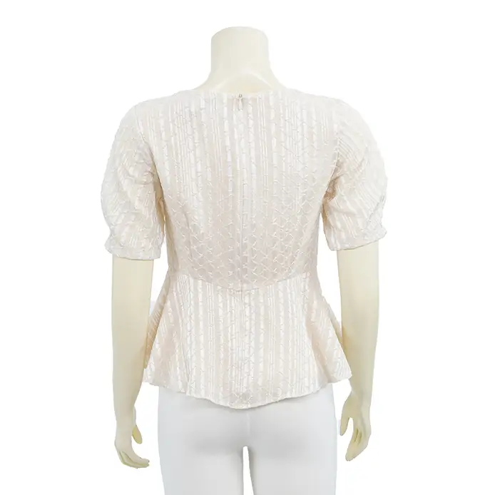 เสื้อคอวีแขนสั้นทรงแขนพองตัดต่อระบายจับจีบช่วงเอวผ้าแต่งลายลูกโซ่ - Image 2