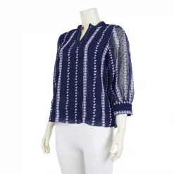 เสื้อคอตั้ง  ผ่าหน้ารูปตัววี  แขนพองยาว 4 ส่วน ผ้าชีฟองลายดอกไม้ - Image 4