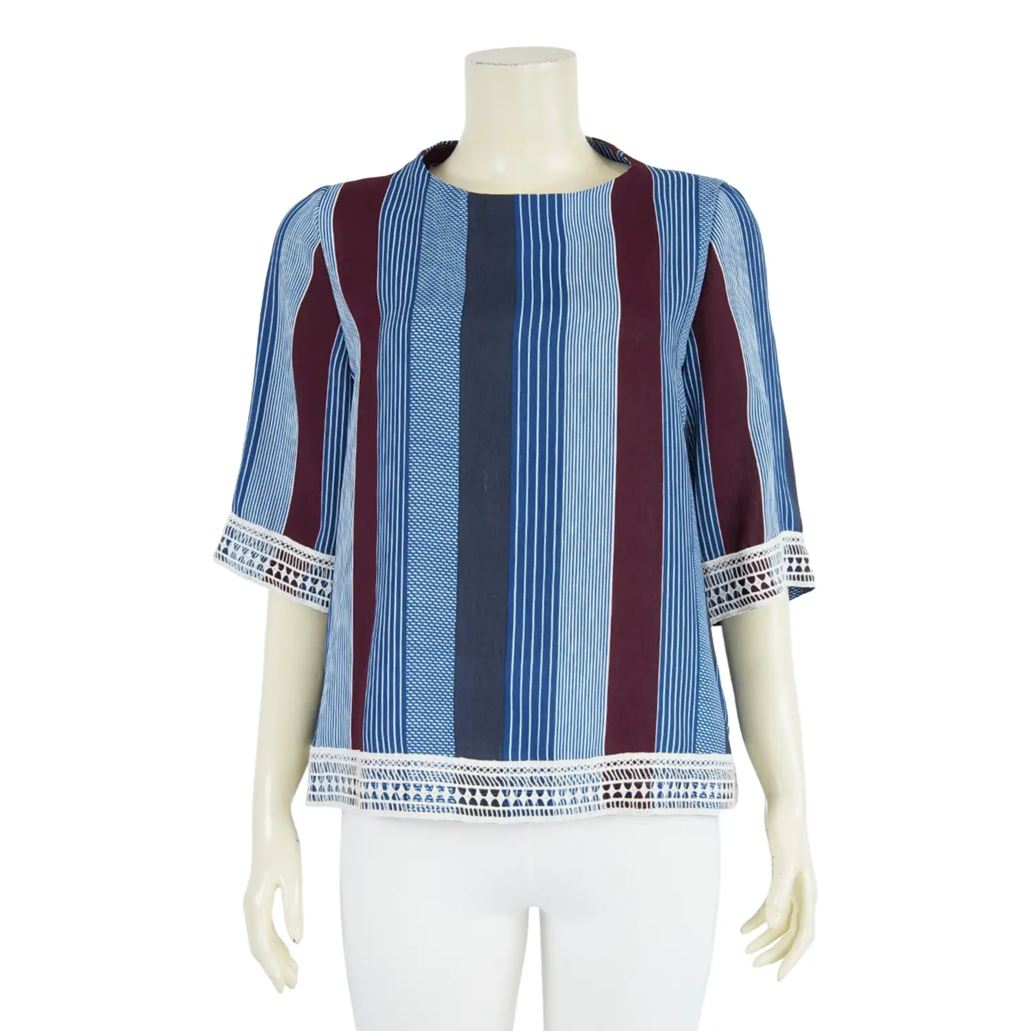 เสื้อคอกลม แขน 3 ส่วน ผ้าลายทาง แต่งเทปลูกไม้