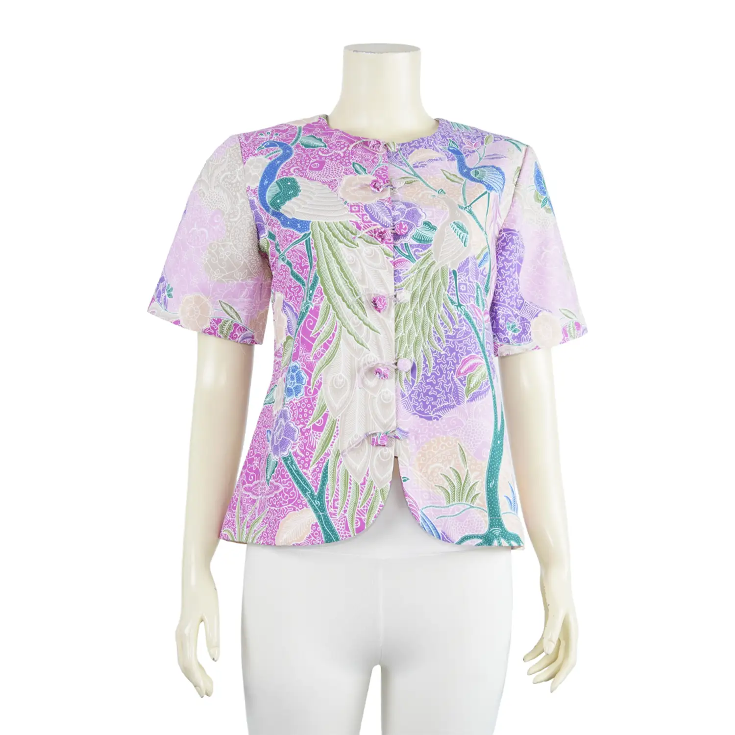 เสื้อคอกลม ผ่าหน้า แขนสั้นทรงกระบอก ผ้าปาเต๊ะลายนกยูง