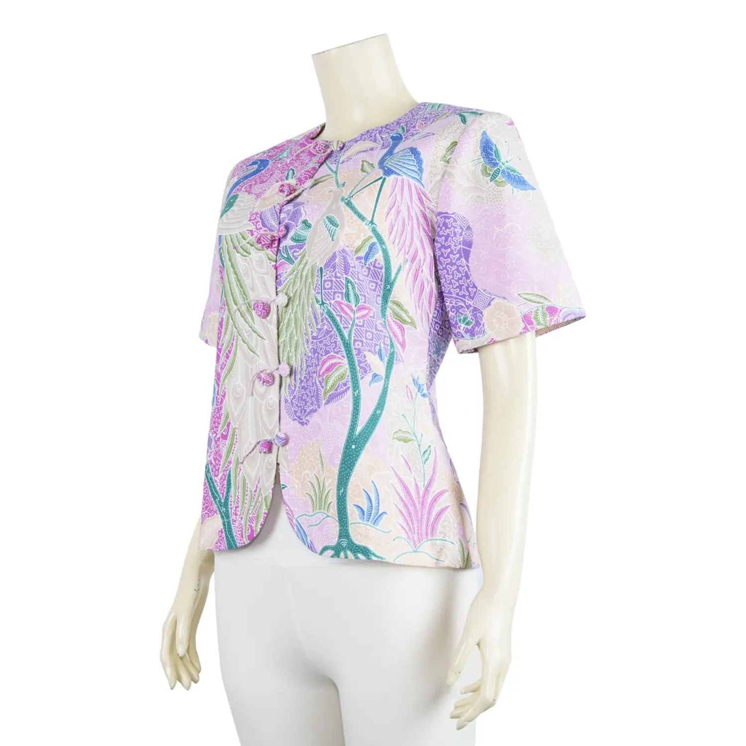เสื้อคอกลม ผ่าหน้า แขนสั้นทรงกระบอก ผ้าปาเต๊ะลายนกยูง - Image 2