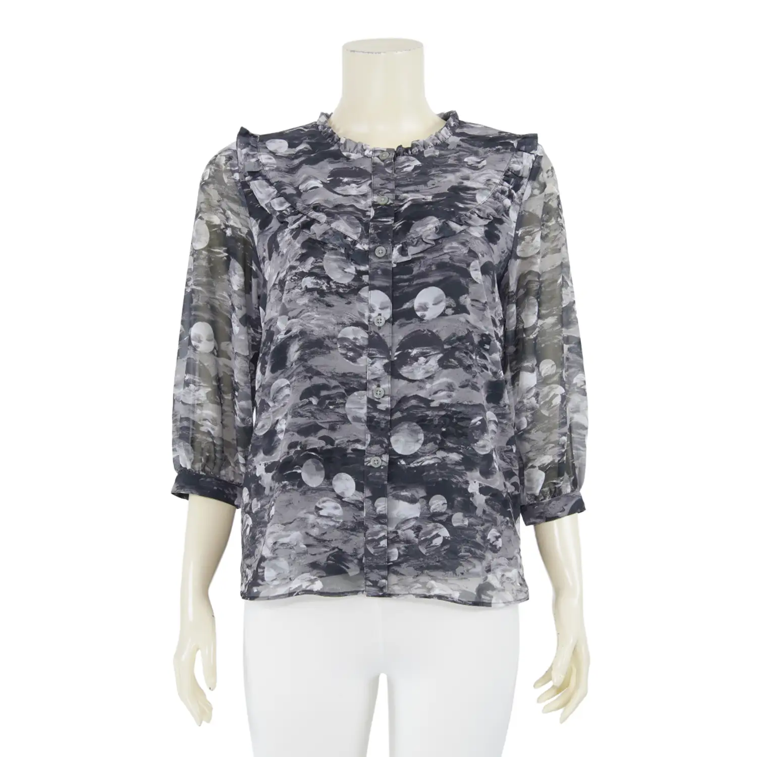 เสื้อคอกลม ผ่าหน้าติดกระดุม แขนพองยาว 3 ส่วน ผ้าลายกราฟิก