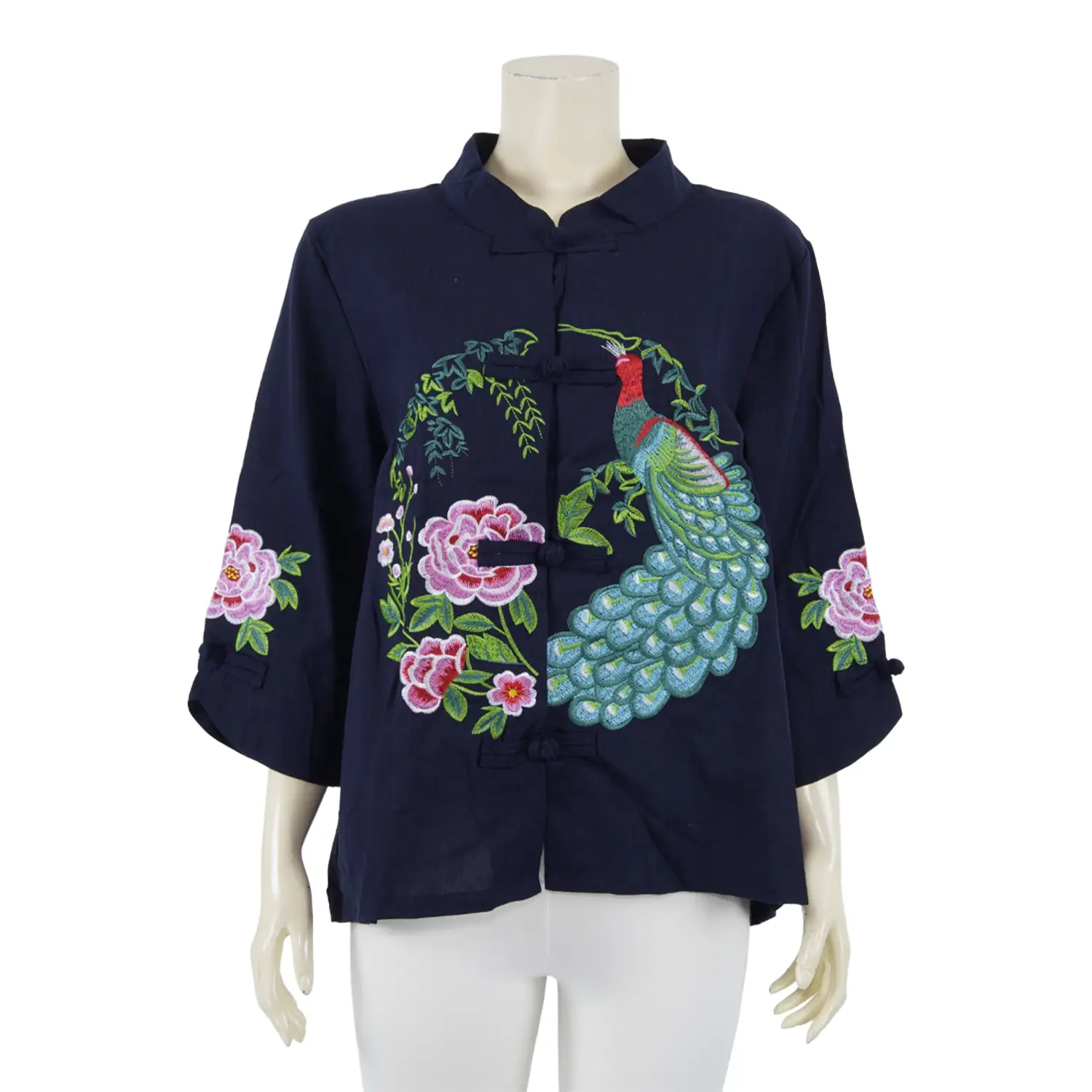 เสื้อคอจีน แขน 4 ส่วน ผ้าลินินผสมผ้าฝ้าย ปักลายนกยูงและดอกไม้ - Image 3