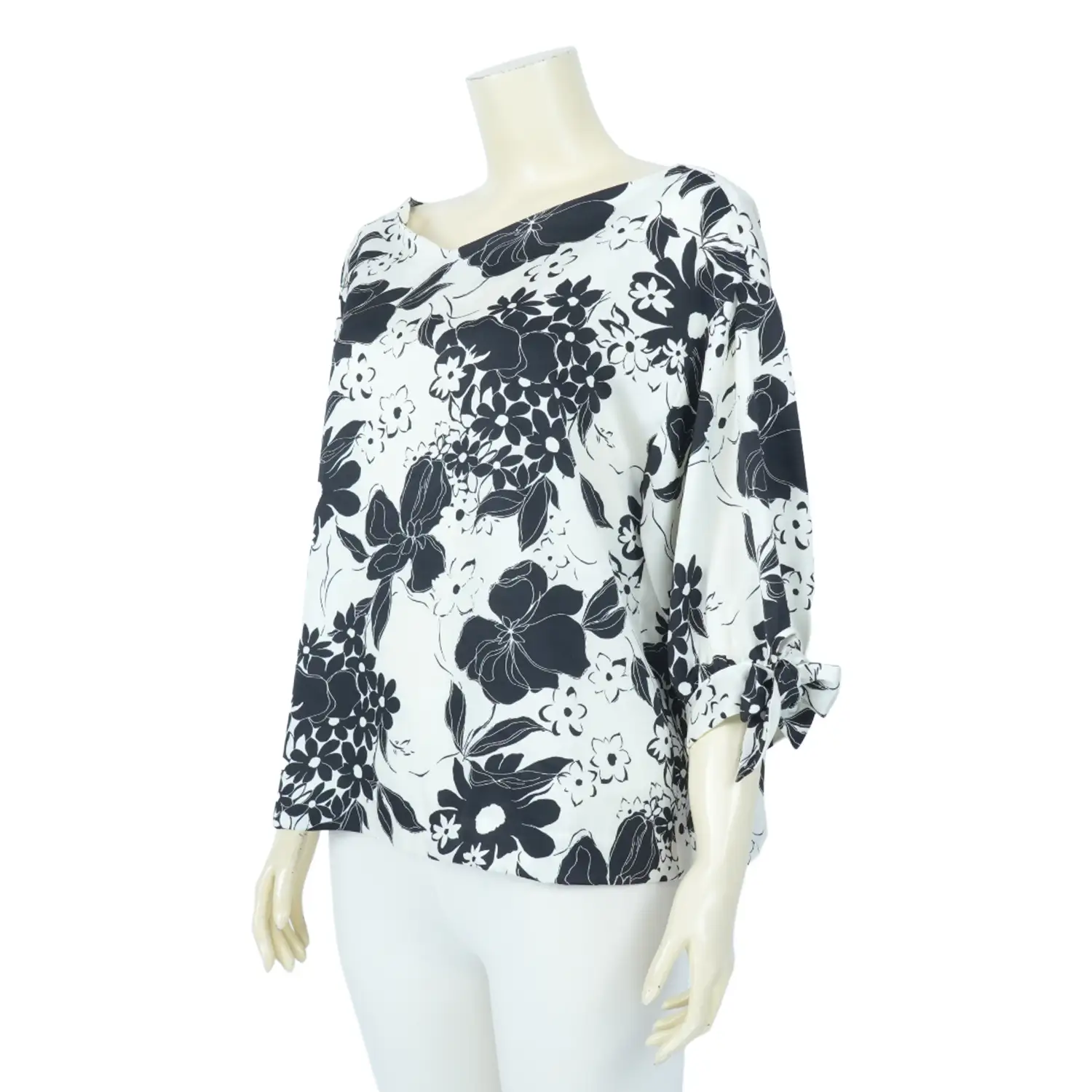 เสื้อคอวีกว้าง แขน 4 ส่วนแต่งโบว์ ผ้าเครปซาตินลายดอกไม้ - Image 3