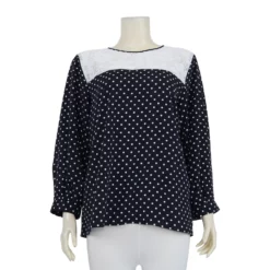 เสื้อคอกลม แต่งผ้าลูกไม้ แขนยาวทรงกระบอก ผ้าพีชสกินลายจุด