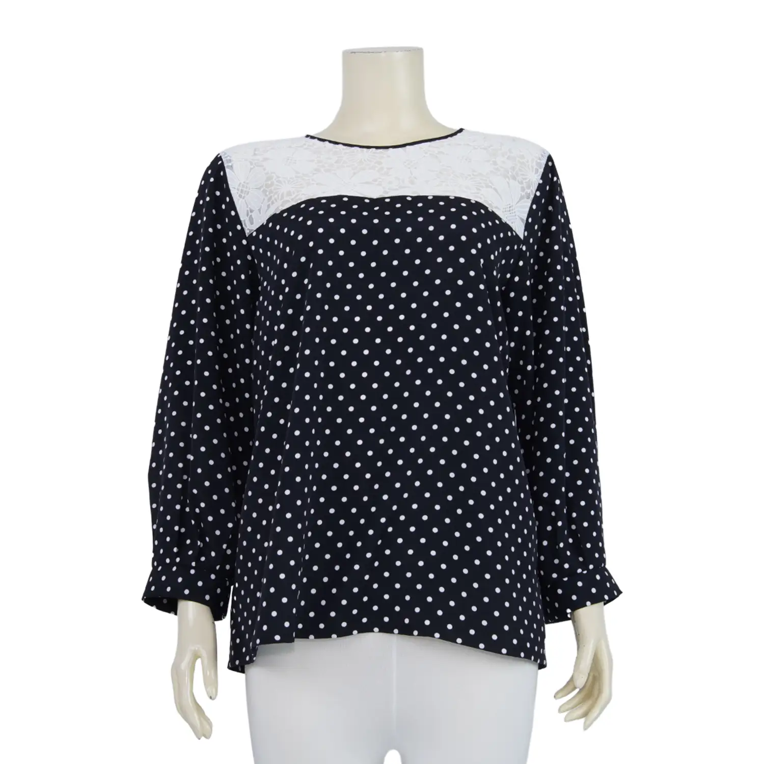 เสื้อคอกลม แต่งผ้าลูกไม้ แขนยาวทรงกระบอก ผ้าพีชสกินลายจุด
