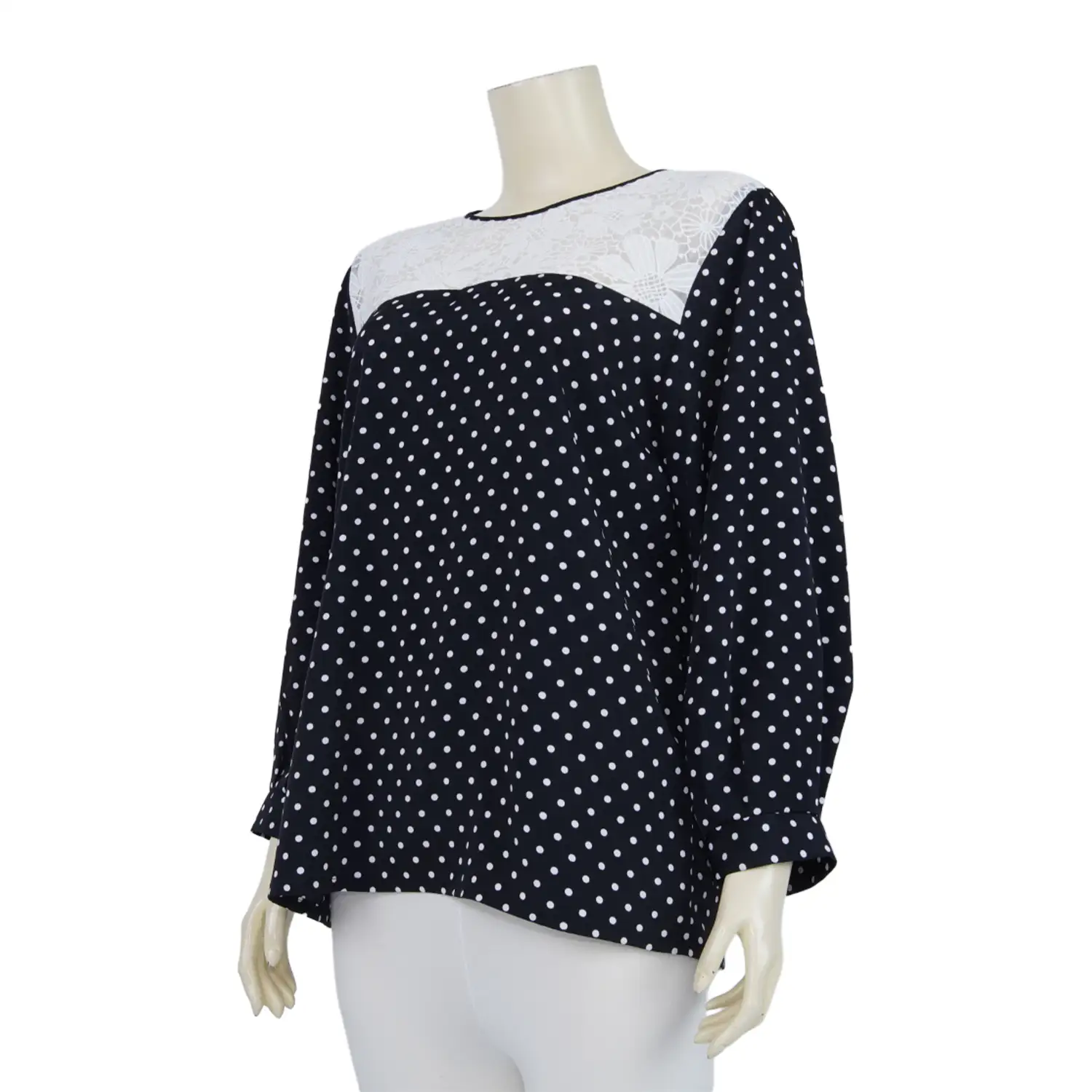 เสื้อคอกลม แต่งผ้าลูกไม้ แขนยาวทรงกระบอก ผ้าพีชสกินลายจุด - Image 2