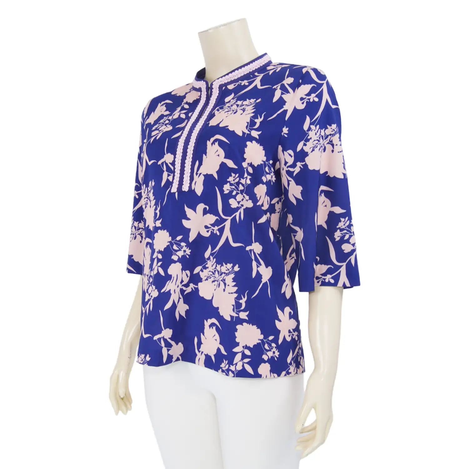 เสื้อคอกลม ผ่าหน้า แต่งเทปลูกไม้ แขนกระบอก 4 ส่วน ผ้าลายดอกไม้ - Image 2