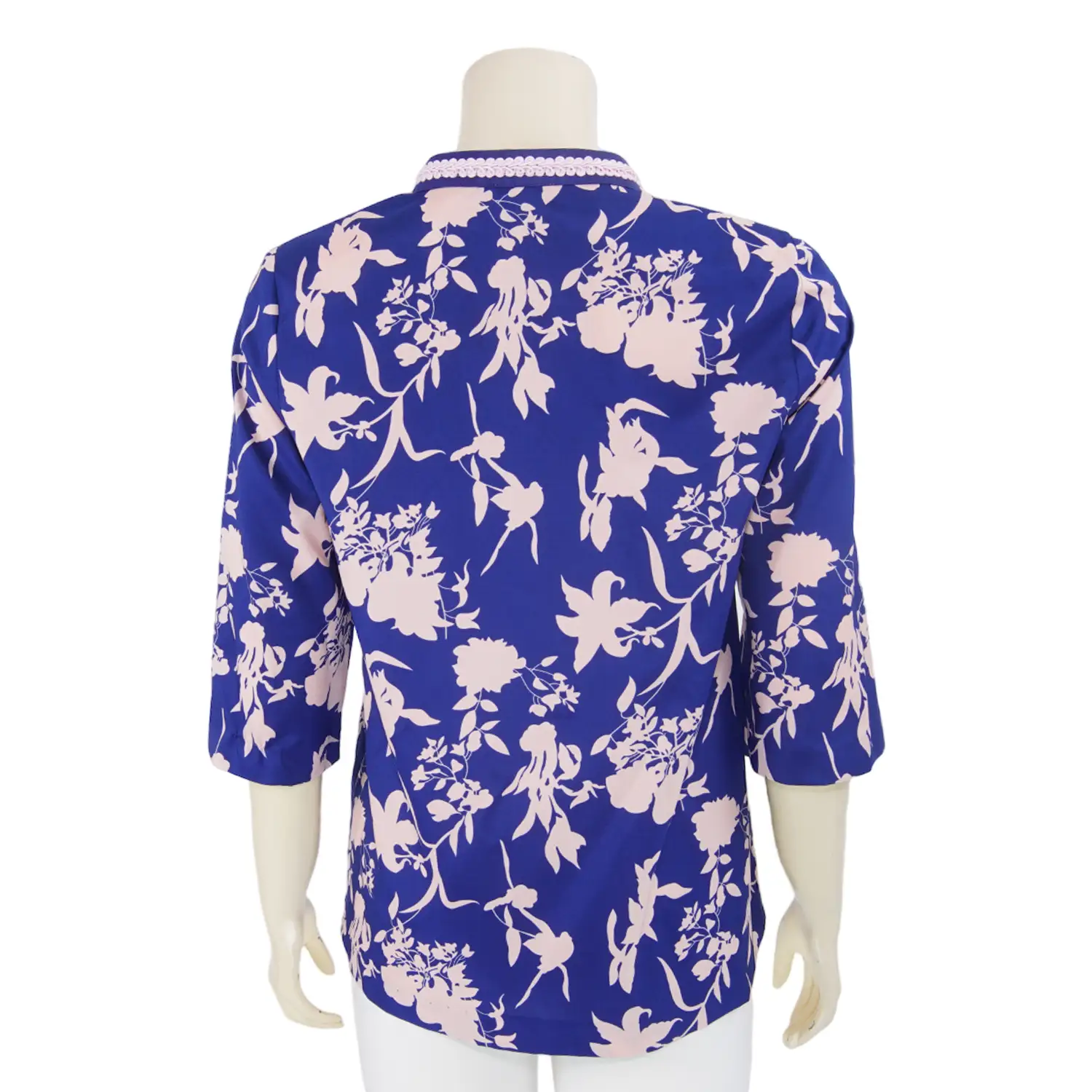 เสื้อคอกลม ผ่าหน้า แต่งเทปลูกไม้ แขนกระบอก 4 ส่วน ผ้าลายดอกไม้ - Image 3