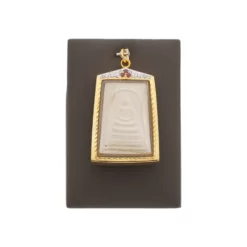 จี้พระสมเด็จเนื้อผง วัดระฆัง ปี2552 รุ่น มี เฮง รวย กรอบเงิน925 ชุบทอง18K ประดับทับทิมและเซอร์คอนสีขาว - Image 4